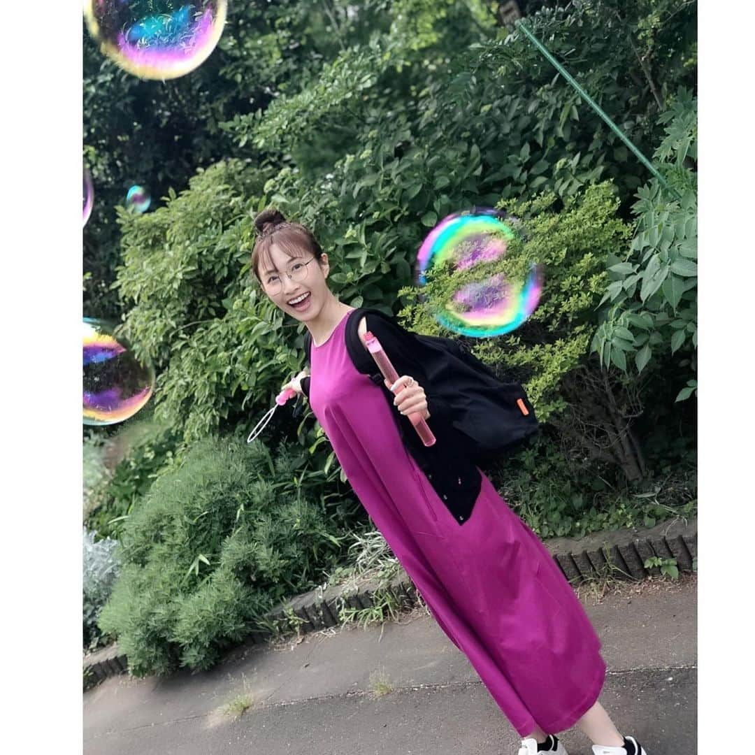 実咲凜音さんのインスタグラム写真 - (実咲凜音Instagram)「. この間 また甥っ子に会いました〜😬 そしてまた シャボン玉しました笑🥴  だって シャボン玉みたら 喜ぶんだもの。 ケラケラ笑いながら 走って追いかけていくんだもの。  甥っ子と会うときは必ず シャボン玉を持参する わたしでした🤩✨ そして 誰よりもわたしが シャボン玉で楽しむ。  みりおん。 #甥っ子 #日々成長している #日々人間になってきている #ごまかしがきかなくなってきた #全部見てる #理解し始めてきた #おそるべし #子供 #またそれが #可愛いんだけどね」5月25日 13時26分 - misaki_rion