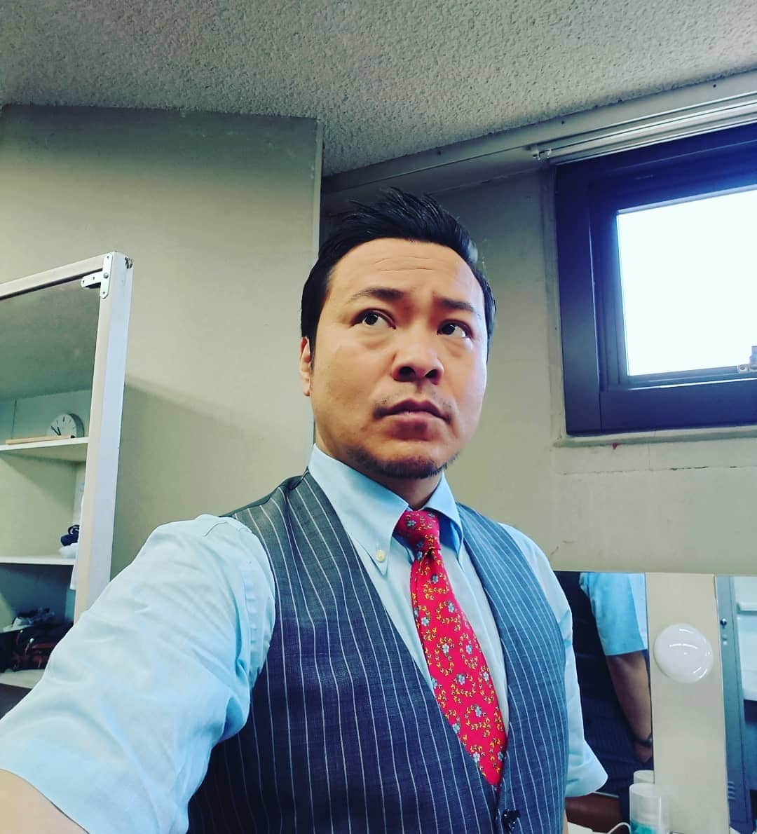 高井俊彦さんのインスタグラム写真 - (高井俊彦Instagram)「【２０１９年新喜劇２５発目☺️】 藤井寺パープルホールで、すっちー座長新喜劇😃✌️ 金持ちの社長役✨  イメージはアイアンマンのロバート・ダウニーJrやねんけど全然ちゃうかったわ‼️」5月25日 13時19分 - takai_toshihiko