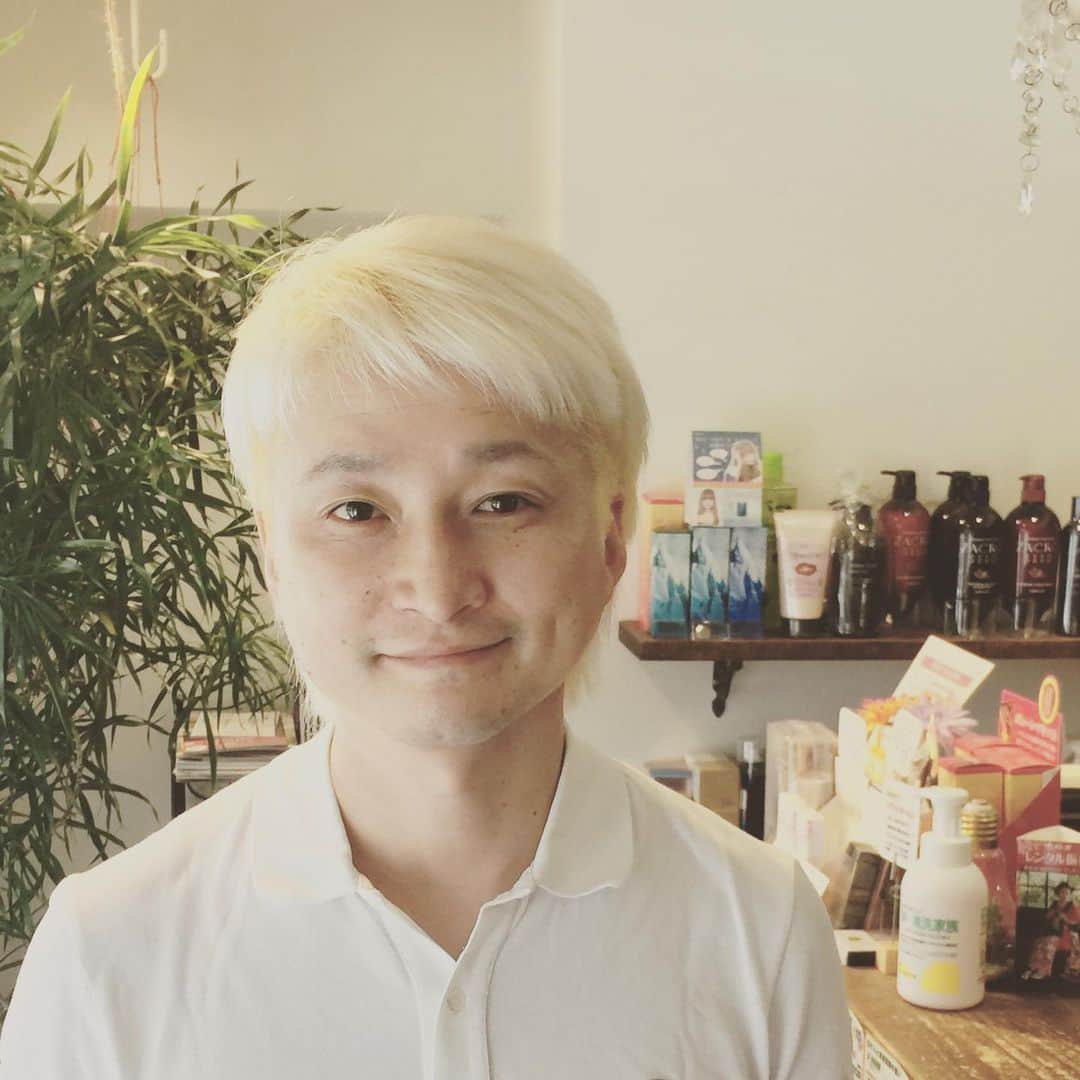のインスタグラム：「今日はまず美容院へ。😊 金髪復活。👨 暑いけど、頑張っていきましょう。」