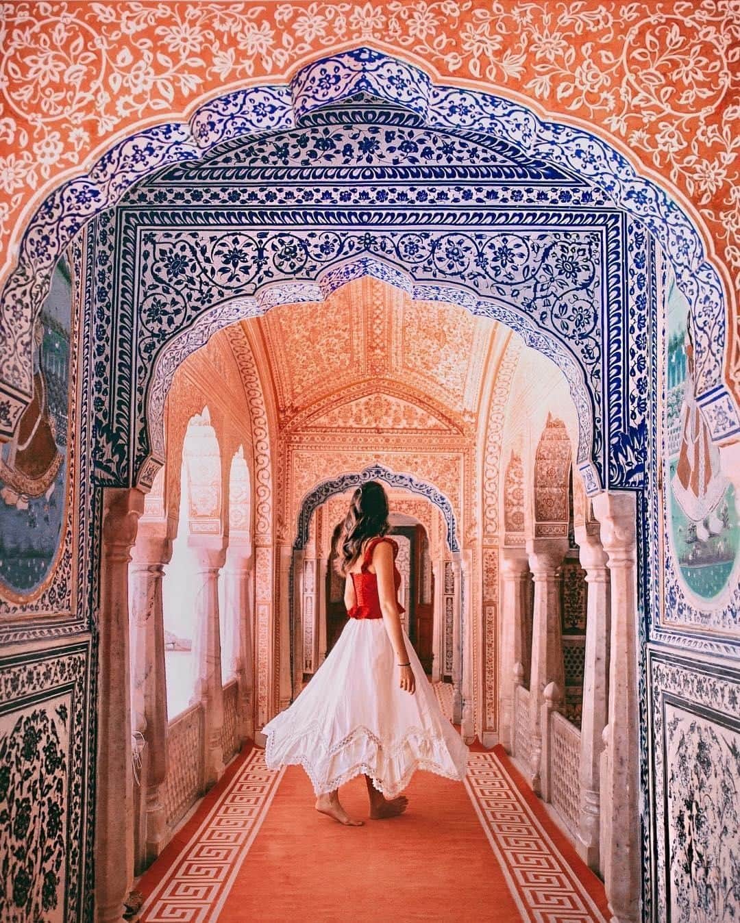 Canon Asiaのインスタグラム：「"This was shot in the beautiful Samode Palace, Jaipur, India, can you imagine living here? 😍😱" Found a place with stunning patterns? Stand in the middle and get yourself, or your model, a well composed #ootd shot! 👚You can also dress up in a similar colour tone to complement the patterns on the wall😉 • 📷 Image by @amebeverly shot using the Canon EOS 5D Mark III | f/4 | 1/320s | 28mm  Want your photos to be featured too? Tag them with #canonasia or submit them on My Canon Story, link in bio!  #canonasia #photography #canonphotography #canon #samode #samodepalace #india #travel #travelphotography #igindia #ootd #indialove #india_clicks #india_gram #indiapictures #india_ig #indiaphotography #indiatravel #indiashuterbugs #indiatravelgram」