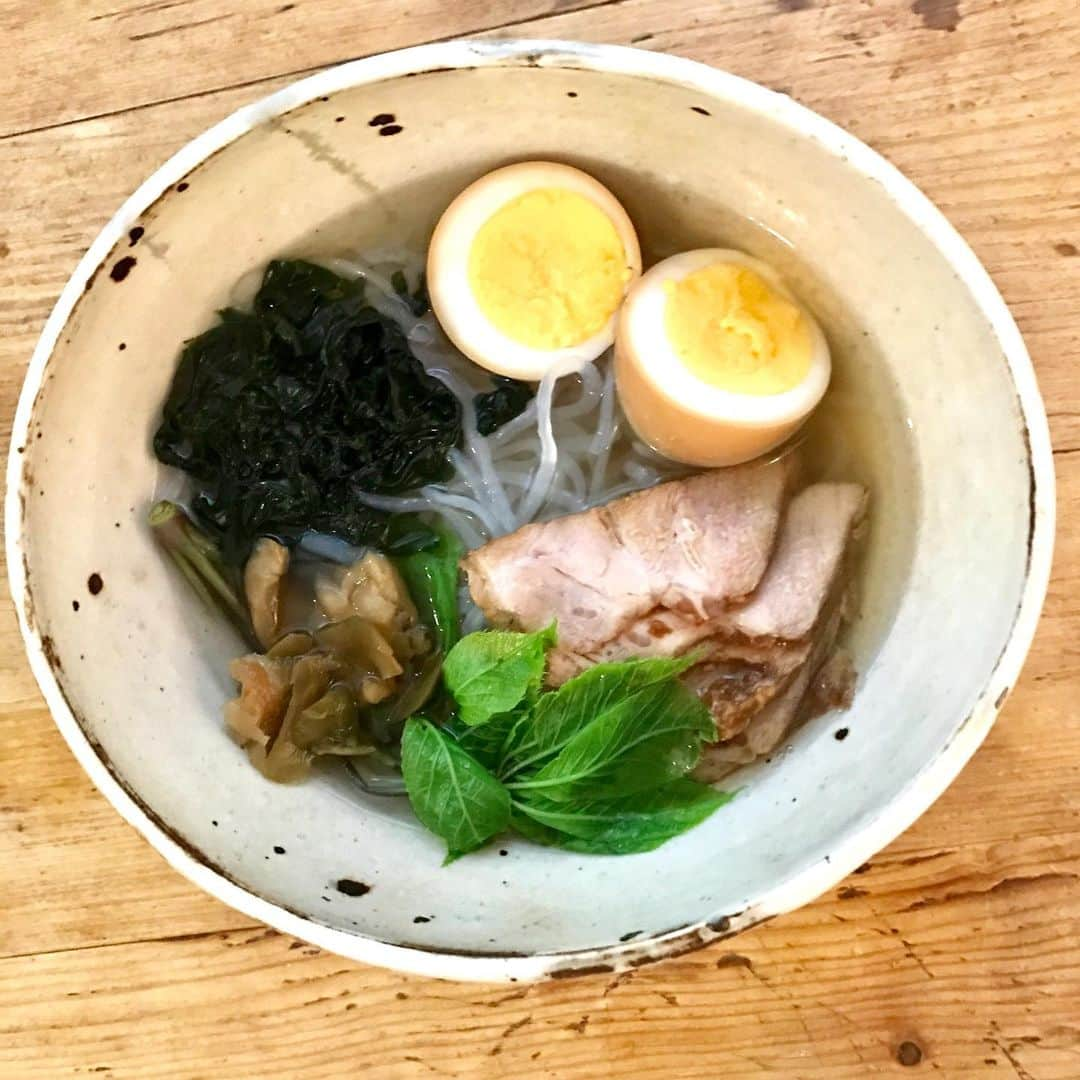 光野桃さんのインスタグラム写真 - (光野桃Instagram)「今日のお昼はお家ラーメン。小麦断ちして2ヶ月、かなり慣れてきて、パスタと麺類は、ZENPASTAという白滝から作られた、というか見た目も白滝そのものの麺を使用。これが和洋中なんでも合い、美味しいんです。さすがイタリアにも輸出しているだけのことはある。自家製焼き豚、ゆで卵、ワカメ、ザーサイ、コシアブラを載せて、昆布出汁でさっぱりと。  #小麦断ち」5月25日 13時23分 - mitsuno.momo