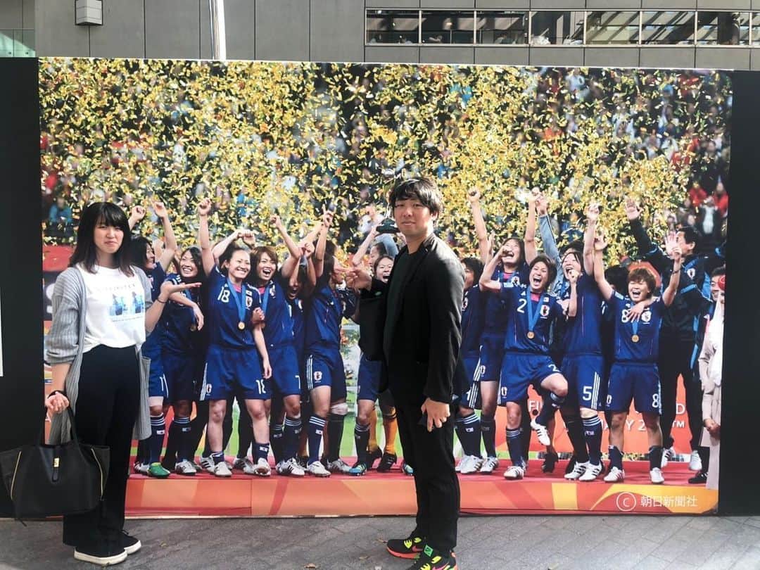 丸山桂里奈さんのインスタグラム写真 - (丸山桂里奈Instagram)「本日、二子玉川のライズで「なでしこのちから」というイベントが行われ、そのトークショーのゲストに呼んでいただきました😊💡私はお昼から、ドリブルチャレンジなどにも参加させていただき子供達とボールを蹴らせていただきました🙆‍♀️⚽️ そして１５時からのなでしこジャパンメンバーの壮行会の前座でした💡💡💡 なでしこの選手にも会え、ひさびさに話したのでとても嬉しくとにもかくにも、ワールドカップで頑張ってほしいなーと心から思いました⤴︎ 再び世界一を目指して、あの表彰台の景色を見てほしいなぁと思います😊👍🙏 本日MCが日々野真理さん、ゲストでご一緒が中島浩司さん、じゃんけん大会でケチャップさん、ドリブルチャレンジはなみちゃんでした⚽️ みなみなさまありがとうございました🙂👏そして、みなさま、ぜひ６月からのフランスワールドカップを見てください〜 みなさんの目ヂカラがなでしこみんなの力になりますから〜 よし、明日も🙆‍♀️👍 #二子玉川 #ライズ #なでしこイベント #トークショー #とりあえず炎天下 #だけどスタッフ関係者さまほんとうにお疲れ様でした #たくさんの皆さまありがとうございました #4枚目の写真マネージャーさんたち #私を指す指に愛を感じる #いつもありがとよー #いい意味で #インスタバエ」5月26日 0時15分 - karinamaruyama