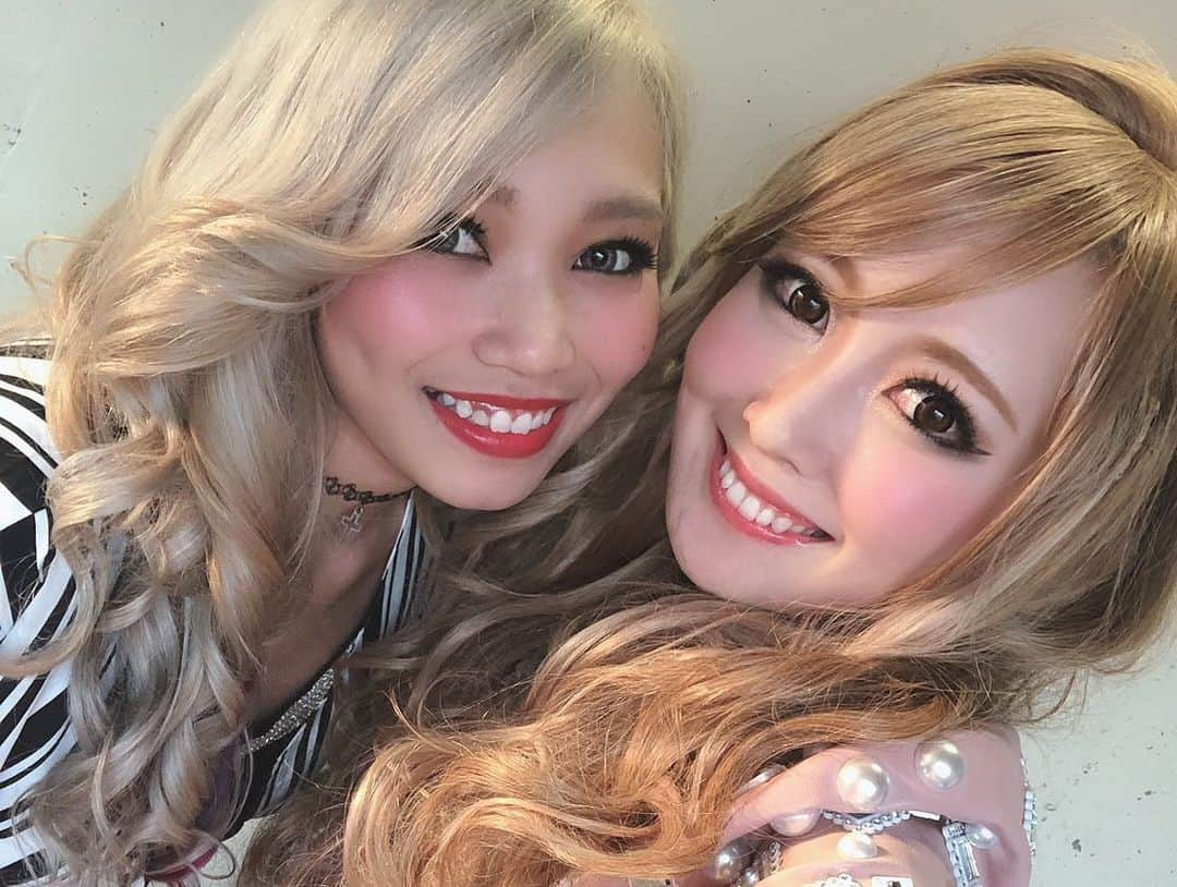 R!Nさんのインスタグラム写真 - (R!NInstagram)「山梨公演！ ツアー9日目、ありがとうございました！  久しぶりに帰ってきたAldiousのステージ、初めて歌いに来た山梨、最高の夜でした！イヤモニしててもガンガンに聞こえてくる熱い声援に、本当に元気をもらいました。  連日の喉の酷使で声が本調子でお届けできなかったのが悔やまれますが、それでも心から届けたいという気持ちを歌に乗せ、それが少しでも伝わって、受け取って貰えていたら嬉しいです。  そして6/9のライブを最後に産休に入るトキさんとは今日がラスト共演でした😭 ライブで一番絡みが多かった分、寂しい気持ちもありますが、元気なベビーを生んでステキなメタラーママになってほしい👩安産祈願！！！！ 沢山暴れて、沢山遊んでくれてありがとうございました！！次は6/22、秋田公演で帰ってきます。秋田の皆さんに会えるのを楽しみにしています☺️ . . #Aldious #Evoke #RIN #アルディアス #metal #girls #metalgirl #live #tour」5月26日 0時15分 - rin_gemie