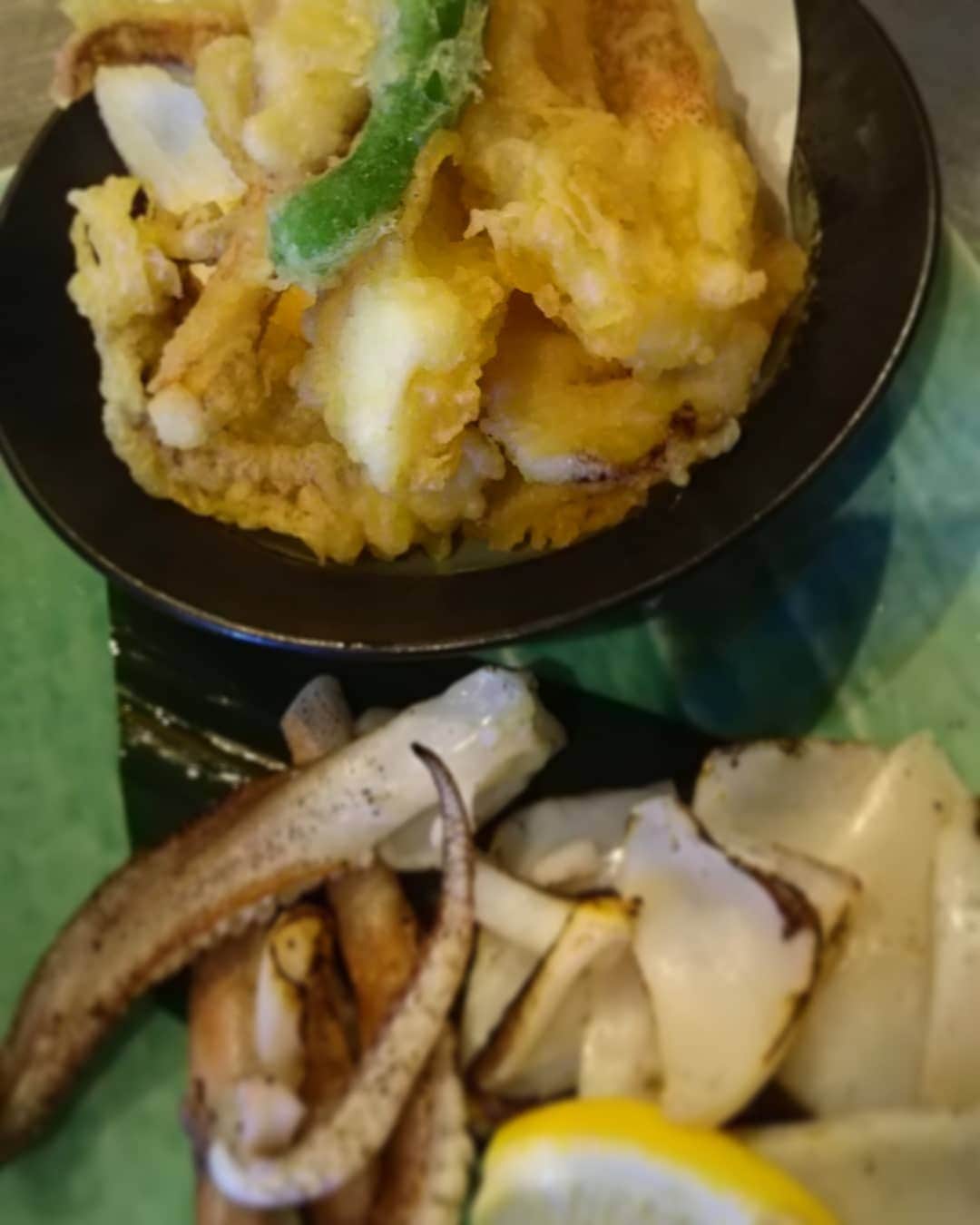 九州うまか 北浜店のインスタグラム：「イカ下足とえんぺらの天ぷら＆塩焼きですよ。  #九州うまか#九州うまか北浜店#北浜#淀屋橋#天満橋#京橋#肥後橋#堺筋本町#大阪#大阪グルメ#居酒屋#日本酒#焼酎#純米#泳ぎイカ#もつ鍋#九州料理#九州#博多#福岡#鹿児島#宮崎#佐賀#長崎#大分#熊本#肉#天ぷら」