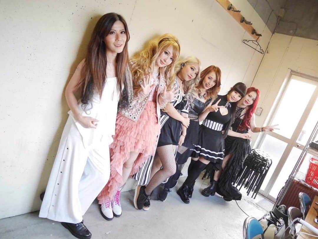 R!Nのインスタグラム：「山梨公演！ ツアー9日目、ありがとうございました！  久しぶりに帰ってきたAldiousのステージ、初めて歌いに来た山梨、最高の夜でした！イヤモニしててもガンガンに聞こえてくる熱い声援に、本当に元気をもらいました。  連日の喉の酷使で声が本調子でお届けできなかったのが悔やまれますが、それでも心から届けたいという気持ちを歌に乗せ、それが少しでも伝わって、受け取って貰えていたら嬉しいです。  そして6/9のライブを最後に産休に入るトキさんとは今日がラスト共演でした😭 ライブで一番絡みが多かった分、寂しい気持ちもありますが、元気なベビーを生んでステキなメタラーママになってほしい👩安産祈願！！！！ 沢山暴れて、沢山遊んでくれてありがとうございました！！次は6/22、秋田公演で帰ってきます。秋田の皆さんに会えるのを楽しみにしています☺️ . . #Aldious #Evoke #RIN #アルディアス #metal #girls #metalgirl #live #tour」