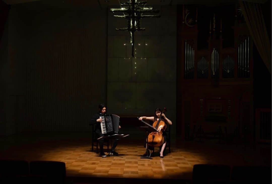 新倉瞳さんのインスタグラム写真 - (新倉瞳Instagram)「Duo Recital - Photo by Michiko Sato  ご来場くださいました皆さま 主催のパソナ社会貢献委員の皆さま お手伝いくださいました皆さま 共演の佐藤芳明さま  本当にありがとうございました！  こちらは写真家の佐藤倫子さまからご提供頂いたリハーサル時のものです。  #cello #accordion #duorecital #yoshiakisato #hitominiikura」5月26日 0時19分 - hitominiikura