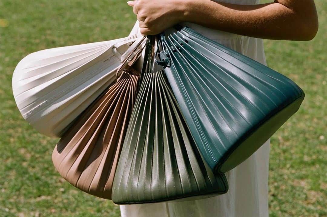 マンサー ガブリエルさんのインスタグラム写真 - (マンサー ガブリエルInstagram)「Our Pleated Bucket Bag in Lambskin, now available in four new colors 💕 #mansurgavriel」5月25日 22時51分 - mansurgavriel