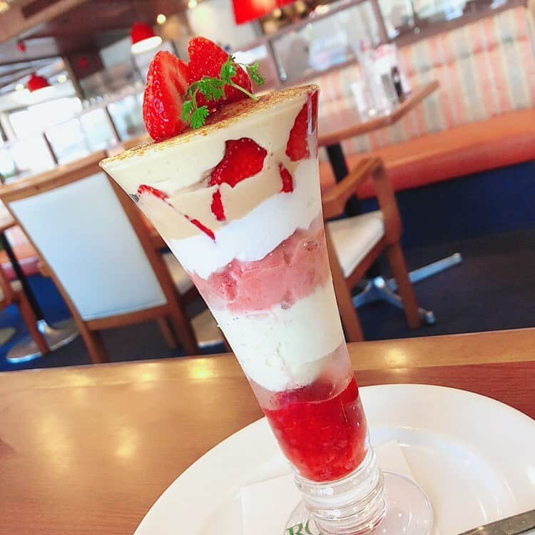 前田友香さんのインスタグラム写真 - (前田友香Instagram)「﻿ #イチゴパフェ﻿ 🍓🍓🍓✨ ﻿ ﻿ ﻿ ずっとずっとずっと﻿ パフェが食べたかった♡﻿ ﻿ 一番上のクリームの中に﻿ クッキーとかナッツも入ってて﻿ 美味しいびっくりなパフェでした♡﻿ ﻿ ロイヤルさん…好きです♡♡♡﻿ ﻿ ﻿ #sweet﻿s #desert  #甘いもの大好き  #パフェ #ロイヤルホスト  #love #スイーツテロ」5月25日 22時51分 - yukamaeda.maeyuka