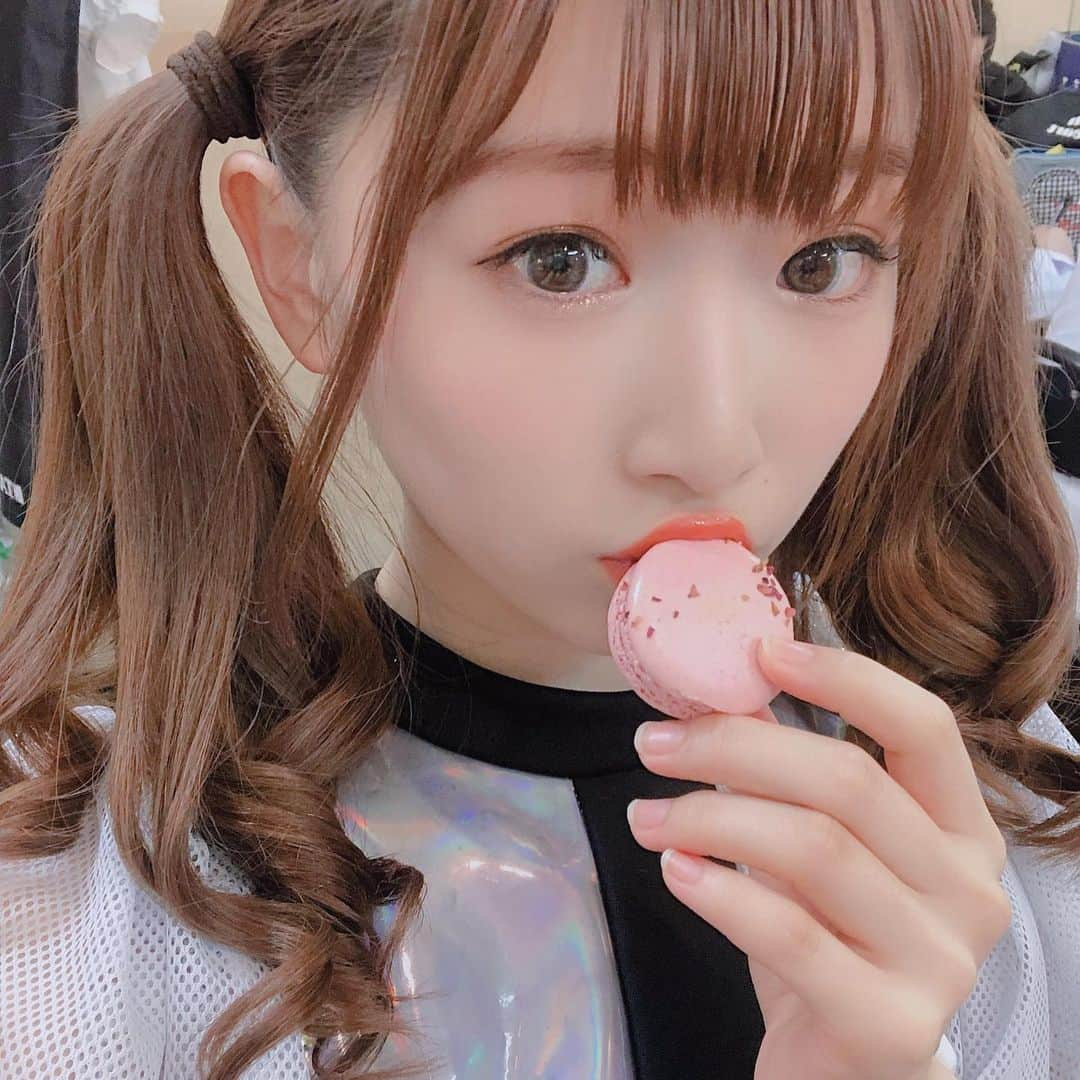 平野友里（ゆり丸）さんのインスタグラム写真 - (平野友里（ゆり丸）Instagram)「今日のこふぁむ△がくれたマカロン~😋🎀☁️ #LADUREE かわいい🥺💓 楽屋で２人でたべたよ~🍆🍅 ♡  おいしかったし何より映え😍 ありがとう~💓 ♡  今日もライブ来てくれたみんなありがとうね😭♥️✨ ・ ・ ・ ・  #マカロン #スイーツ #ラデュレ #ladureeparis #映えスイーツ #インスタ映え #フォトジェニック #スイーツ好き #スイーツ部 #差し入れ #差し入れおやつ #ありがとう #ライブ #自撮り #オフショット #アイドル #ラデュレマカロン #ラデュレカフェ #女子力アップ #焼き菓子 #かわいい #ツインテール #いいね #いいね返し #いいね歓迎 #いいね返します #いいね返しは絶対 #いいね👍」5月25日 23時02分 - yurimaruchan___