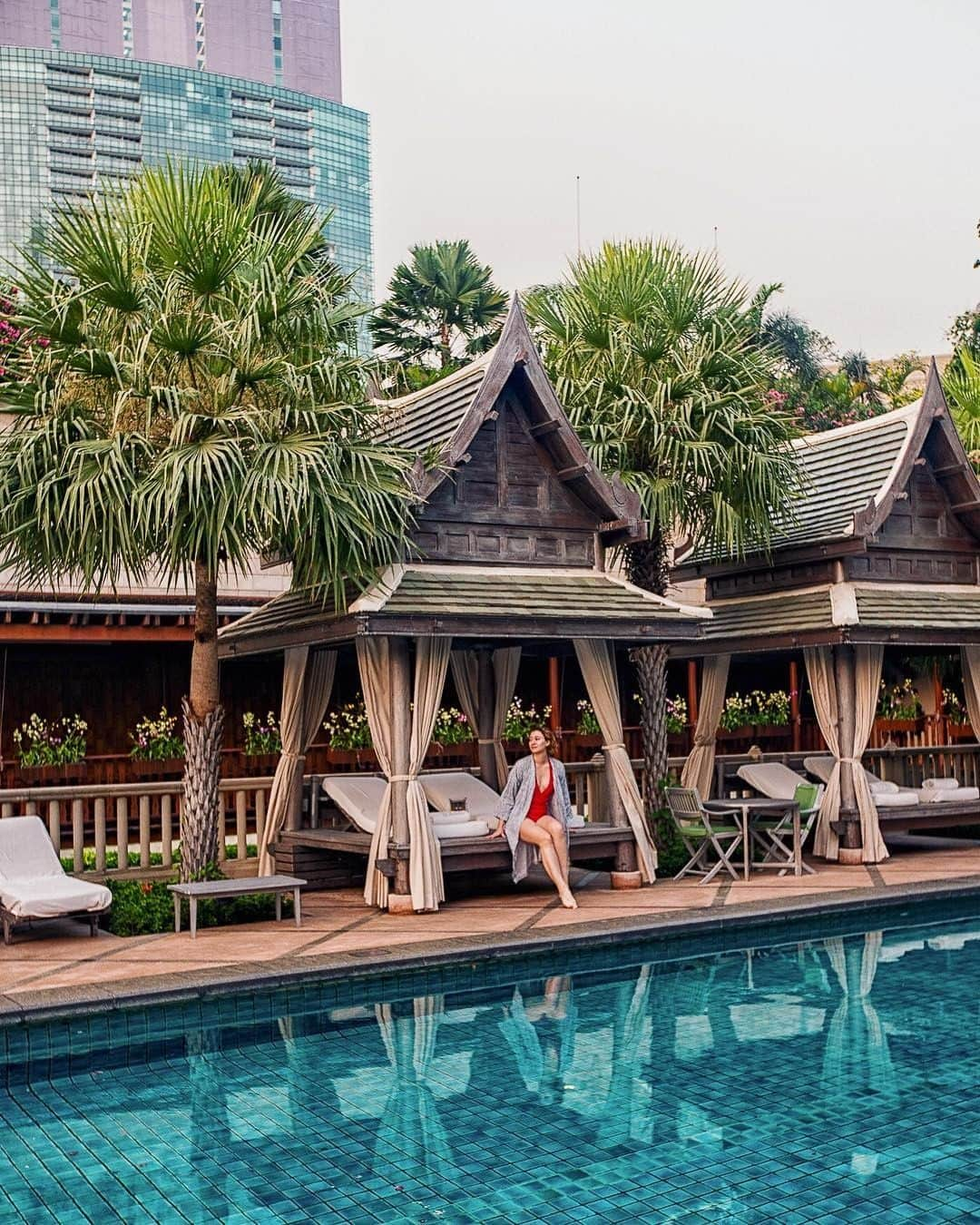 The Peninsula Hotelsさんのインスタグラム写真 - (The Peninsula HotelsInstagram)「@onegirlwandering stops by the cabanas at @thepeninsulabangkok. Are you ready to soak up the sun? #penmoments. . . . . . #peninsulahotels #luxuryhotels #luxuryhotelexperience #luxurytravel #travel #beautifuldestinations #welltraveled #traveldiaries #jetset #jetsetter #hotel #hotellife」5月25日 23時03分 - peninsulahotels