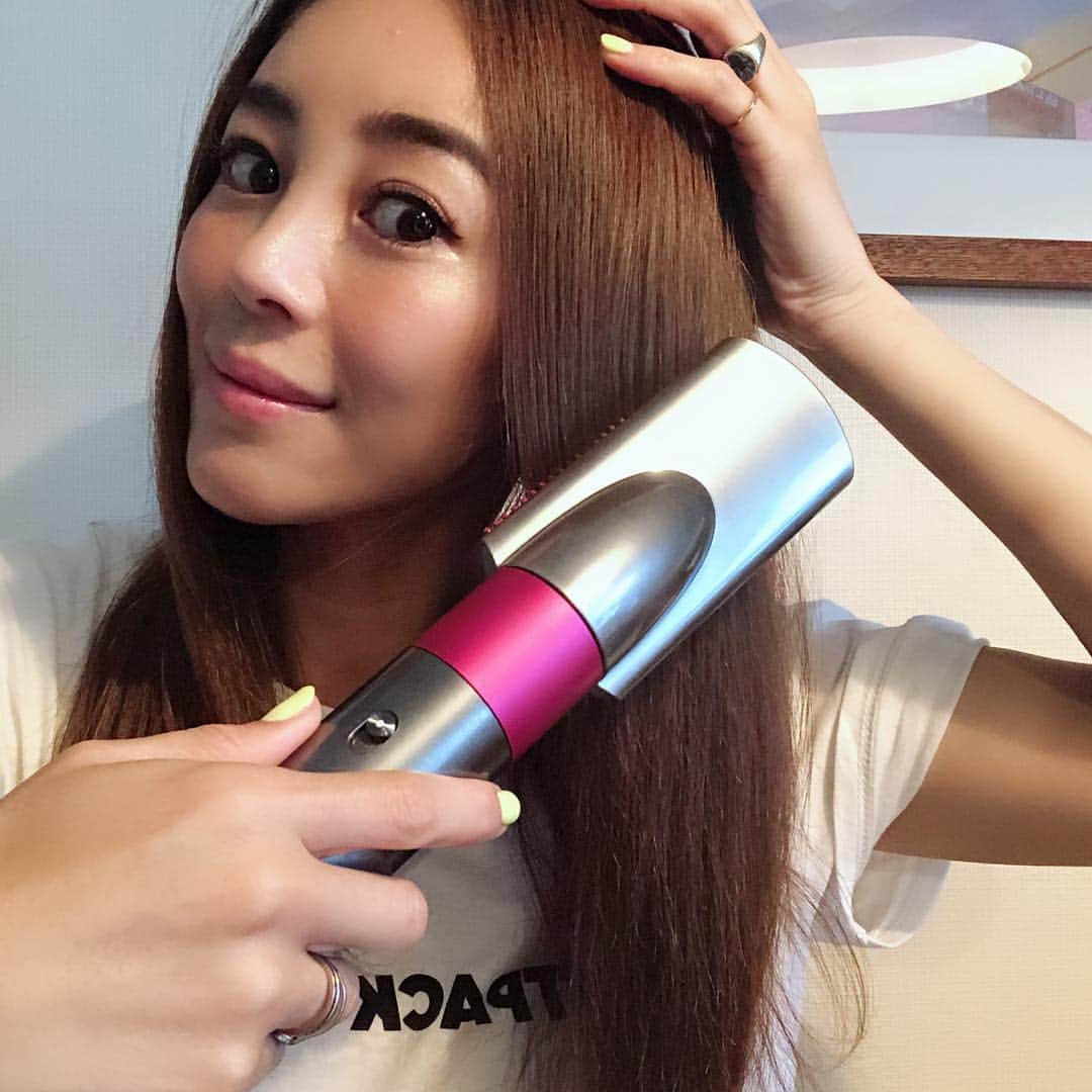 大桑マイミのインスタグラム：「Dyson Airwrap 上手に使い分けれるようになって楽しい〜 airwrapを使ってストレートにするのが最近好き。ツヤっとして 濡れた髪を乾かしながら付属の櫛形で とかしてるだけでつくれちゃうスタイル。熱くなりすぎないから暑さが続いてる毎日でも気にならない。子供が近くにいても安心してつかえます。 また違う日は巻き巻き。  吸い付いてくるっとまけて 楽チンで ささっとまけちゃう。とにかく時短できて助かってます。毛先だけを巻く日もあるし、細かく巻くしもあるし カールヘアをふわっともつくれちゃうし。 こちら一つで沢山の〜スタイリングできちゃうよ。 #dysonairwrap  #haircare #dysonhair #エアラップ」