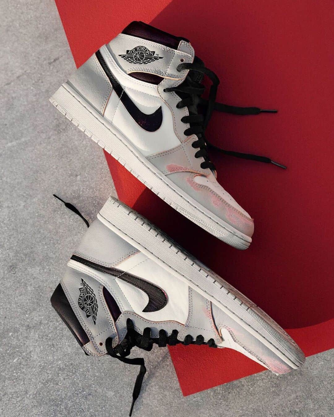 Jordanのインスタグラム：「Cultures collide. Jordan x @NikeSB #AirJordan I High OG ‘LA to Chicago’ and ‘NY to Paris’ are available now.」