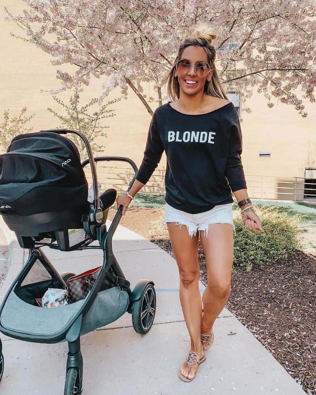 nunaさんのインスタグラム写真 - (nunaInstagram)「We love taking every chance we can to enjoy the beautiful May flowers in our DEMI™ grow stroller. 🌸  Pairs perfectly with PIPA series infant car seats.  PC: @accordingtoblaire *PIPA™ lite shown in Caviar and DEMI grow shown in Aspen https://www.nuna.eu/demi-grow  #Nuna #Nuna_US #DEMIgrow #stroller #love #spring # flowers #sun #happy #growingfamily #lifestyle」5月25日 23時00分 - nuna_usa