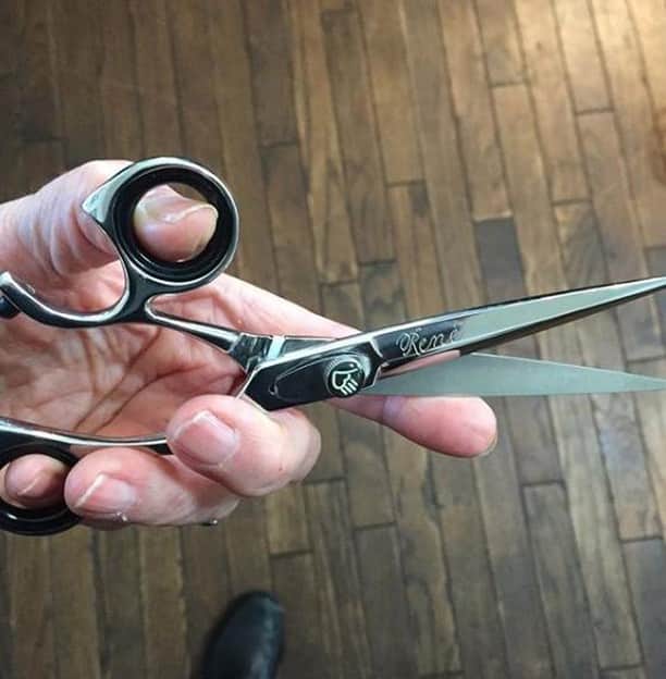 Sam Villaさんのインスタグラム写真 - (Sam VillaInstagram)「@reneteagueosuna loves her #SamVilla Signature Series 7” Dry Cutting Shears so much - she put her name on them! ⠀ ⠀ The ergonomic crane handle design keeps your elbow in a downward position for comfort and precision control vs. opposing grip shears that force the elbow into a raised and stressful position.⠀ ⠀ Shop these #SamVillaShears and other #SamVillaTools during our Memorial Day Sale through the link in our bio - NO CODE NEEDED!! ⠀ ▪️ Buy More, Save More (Shears) ⠀ >> 1 Shear - 10% off⠀ ● 2 Shears - 20% off ⠀ ● 3+ Shears - 30% off⠀ .⠀ ⠀ ▪️ 20% All Electrics (auto-discount - no code needed) ⠀ >> All Dryers⠀ ● Sleekr & Textur⠀ ● 1" Curling / Marcel Iron.⠀ ⠀ ▪️ 50% off Artist Series Brushes & Combs ⠀ >> INCLUDES Artist Series Comb Set⠀ ● DOES NOT INCLUDE the Artist Series Spiral Brushes⠀ .⠀ ⠀ ▪️ Financing Options Available.」5月25日 23時02分 - samvillahair