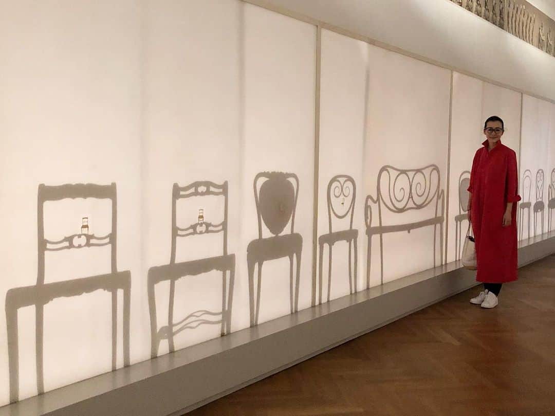 桐島かれんさんのインスタグラム写真 - (桐島かれんInstagram)「曲げ木の椅子にライトを当てシルエットを映し出す、ユニークな展示。 #応用美術館 #vienna_austria #ウィーン」5月25日 23時11分 - houseoflotuskaren