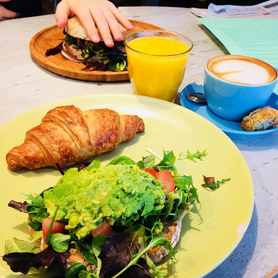 小栗左多里のインスタグラム：「オランダでのブランチ、 の続き。 アボカドトーストはここでも定番の模様。いつも思うけど、ちゃんと食べ頃のアボカド出てくるのすごい。お店だとケースで買うだろうけど、無駄になる分は出ないのかな。ベルリンだと1個100円くらいで買えるから日本で198円とかで売られててびっくり。ベルリンでも高級アボカドはそのくらいしてたけど。 そして向こう側にハンバーガーぎゅっとしてる中学生男子がいる。 あとチョコ頼んだら、クリーム別添えで乗っかってきた。 意外とまだ続く。 #カフェ#ブランチ#朝ごはん#クロワッサン#オランダ#オシャレ#おいしい#かわいい#コーヒー#アボカド#チョコ#トースト#レストラン#海外#旅行#海外旅行#国際結婚#漫画家#休日#思い出 #cafe#brunch#breakfast#coffee#croissant#holland」