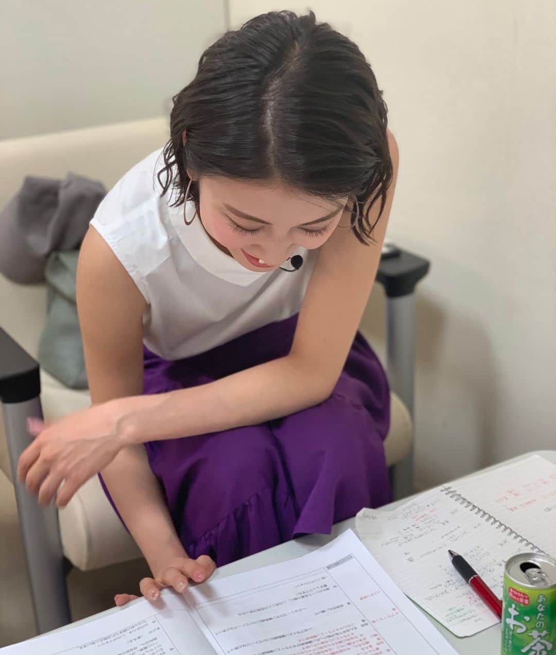 西村まどかのインスタグラム：「久々まどりん☺️🙌 競馬のお勉強×収録！ 明日は日本ダービー🏇 結構かけるらしい🤔…てことは、勝ったら靴買ってくれるよね？（@madoka_nsmrインスタより） たのしみたのしみ❤️ #西村まどか #週末はウマでしょ #明日は日本ダービー #外国人騎手かな？ #荒れるかな？」