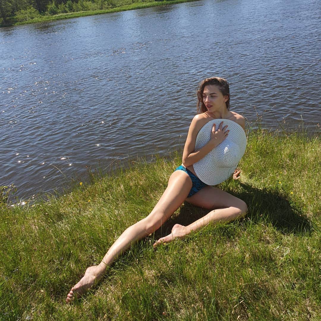 メリティナ・スタニウタさんのインスタグラム写真 - (メリティナ・スタニウタInstagram)「Калi русалкi клiчуць 🧜‍♀️ ⠀ #supernatural ⠀ #samsungbelarus #s10belarus #galaxys10 #belarus #nature #river #lake」5月25日 23時09分 - melitinastaniouta