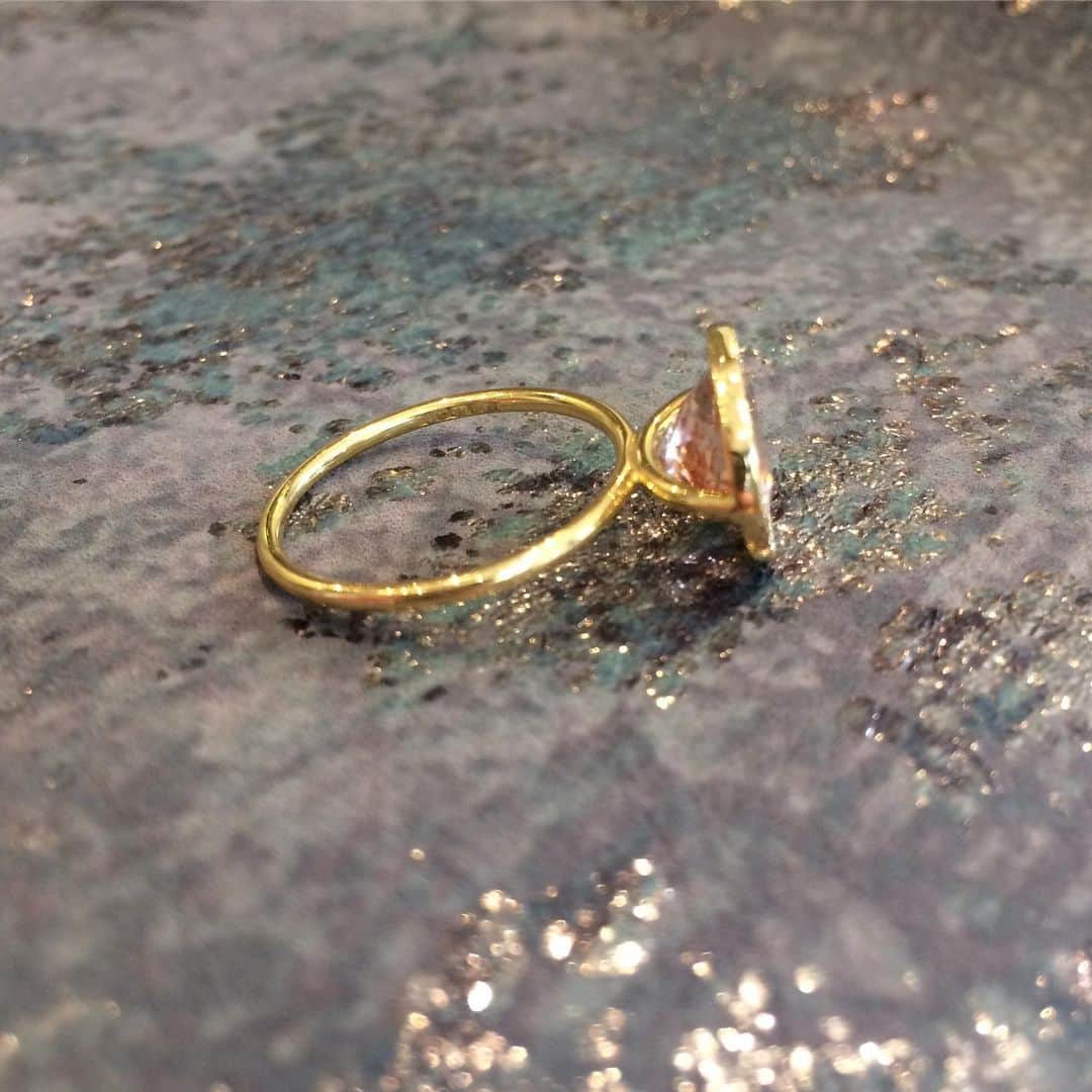 スイート ピーさんのインスタグラム写真 - (スイート ピーInstagram)「Our one a kind peach oval #sapphire ‘U’ shaped set ring. With fine diamond surround. Slide to see more images 👉 Like what you see? Pop into our boutique in #PrimroseHill . #18ctgold #finejewellery #oneofakindring #peachsapphire」5月25日 23時09分 - sweetpea_finejewellery