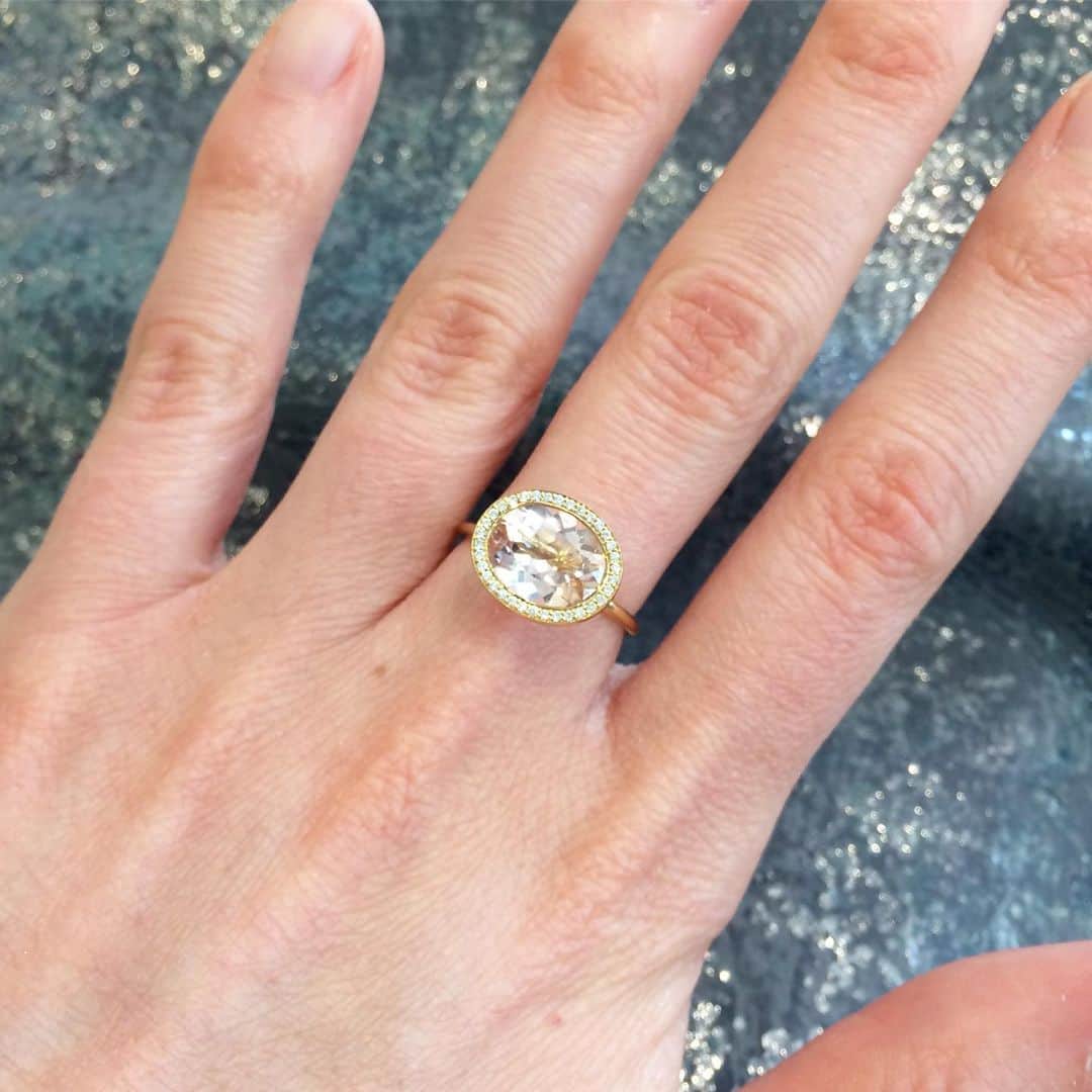 スイート ピーさんのインスタグラム写真 - (スイート ピーInstagram)「Our one a kind peach oval #sapphire ‘U’ shaped set ring. With fine diamond surround. Slide to see more images 👉 Like what you see? Pop into our boutique in #PrimroseHill . #18ctgold #finejewellery #oneofakindring #peachsapphire」5月25日 23時09分 - sweetpea_finejewellery
