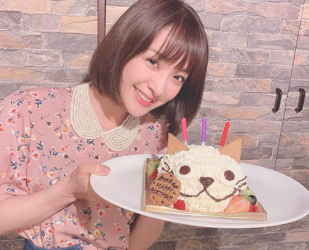 古川真奈美さんのインスタグラム写真 - (古川真奈美Instagram)「.﻿ .﻿ みひろちゃんのお誕生日をお祝いしたよー☺️❤️﻿ ﻿ みひろちゃんの大好きな猫たんのケーキにしました🎂 ﻿ ちょっと早めにきて、風船膨らまして待ってようと思ったのに、、まさかのヘリウムガス買うの忘れて風船膨らませることできず落ち込んでたら…笑﻿ ﻿ 主役が口で膨らましてくれた😭💓﻿ てじさままで膨らましてくれた…優しい人たちだ、、本当に🥺✨﻿ ﻿ みひろちゃんお誕生日おめでとうごさいます🥳﻿ いつまでも可愛いみひろちゃんでいてください💓﻿ ﻿ あいらぶゆーー💋💋﻿ ﻿ ﻿ #本当にこんな可愛い37歳いない  #愛おしすぎる  #レベル高すぎる  #わたしも見習う  #こんな可愛さ私も欲しすぎる #どこで買えますか←﻿ #わたしの風船の膨らまし方の下手さな  #２人とも風船膨らます天才かよw﻿ #一生誕生日お祝いします﻿ #らぶ ﻿ #instagood  #instadiary ﻿ #instalike #instamood ﻿ #ow #instapic #instaphoto﻿ #girl　#follow #followme  #gravure  #japanesegirl  #selfies  #インスタグラビア﻿」5月25日 23時12分 - mana_0619