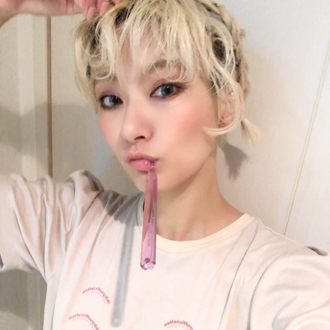 中川友里さんのインスタグラム写真 - (中川友里Instagram)「off day🥺❤️🐝最近くりくりヘアがお気に入り @staircase_nakamura 先生と共同開発した #ナデル を使ってから髪が強くなって熱にも耐えられる髪になってアレンジの幅が広がった！マレイン酸の鎖状の連鎖結合と泡シャンプーのダメージレスは本当に正解だった😭😭💯㊗️🎊🥺❤️ ブリーチでへろへろ髪悩んでる子まじ使ってほしー😭😭🎊🥇変わるから！！ ちな楽天1位🥇🎊とりました！おめでとう㊗️🎊🎉 サンプルレビューしてくれた友達みんなもありがとう😭🎊❤️🥇🤲 ・ ・ あと @sshhggoo_ @yuuuuudayo ちゃんが作ってくれた @ikkyo_official のパフスリーブシャツは着心地も良くていつも着てる🥰🎉 #マレイン酸シャンプー #トリートメントオンシャンプー  #ブリーチケア  #カリスマ美容師開発 #退色悩みも解消 #ダメージ毛も解消 #美容 #美活 #髪メンテ」5月25日 23時17分 - darayunya