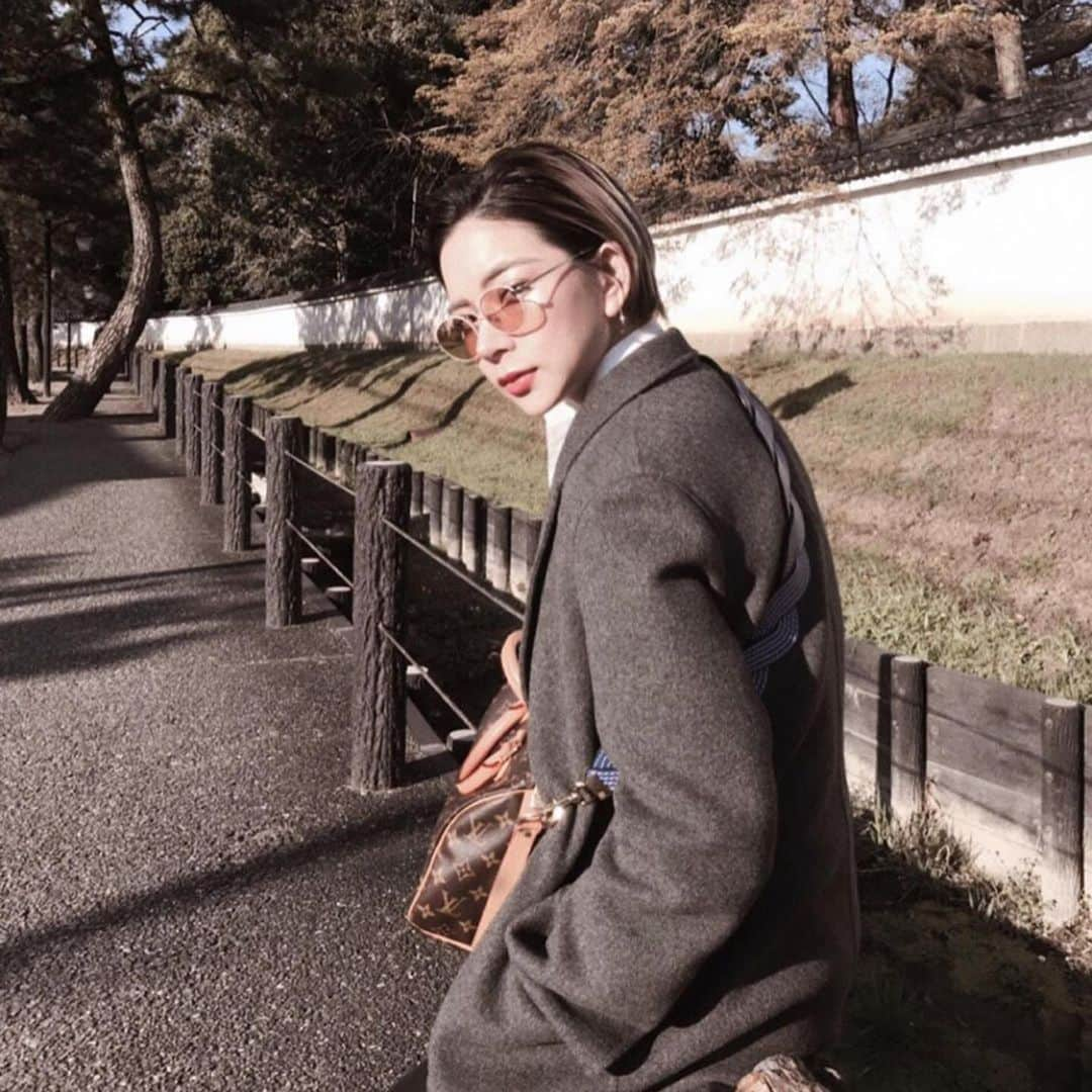 中川友里さんのインスタグラム写真 - (中川友里Instagram)「off day🥺❤️🐝最近くりくりヘアがお気に入り @staircase_nakamura 先生と共同開発した #ナデル を使ってから髪が強くなって熱にも耐えられる髪になってアレンジの幅が広がった！マレイン酸の鎖状の連鎖結合と泡シャンプーのダメージレスは本当に正解だった😭😭💯㊗️🎊🥺❤️ ブリーチでへろへろ髪悩んでる子まじ使ってほしー😭😭🎊🥇変わるから！！ ちな楽天1位🥇🎊とりました！おめでとう㊗️🎊🎉 サンプルレビューしてくれた友達みんなもありがとう😭🎊❤️🥇🤲 ・ ・ あと @sshhggoo_ @yuuuuudayo ちゃんが作ってくれた @ikkyo_official のパフスリーブシャツは着心地も良くていつも着てる🥰🎉 #マレイン酸シャンプー #トリートメントオンシャンプー  #ブリーチケア  #カリスマ美容師開発 #退色悩みも解消 #ダメージ毛も解消 #美容 #美活 #髪メンテ」5月25日 23時17分 - darayunya