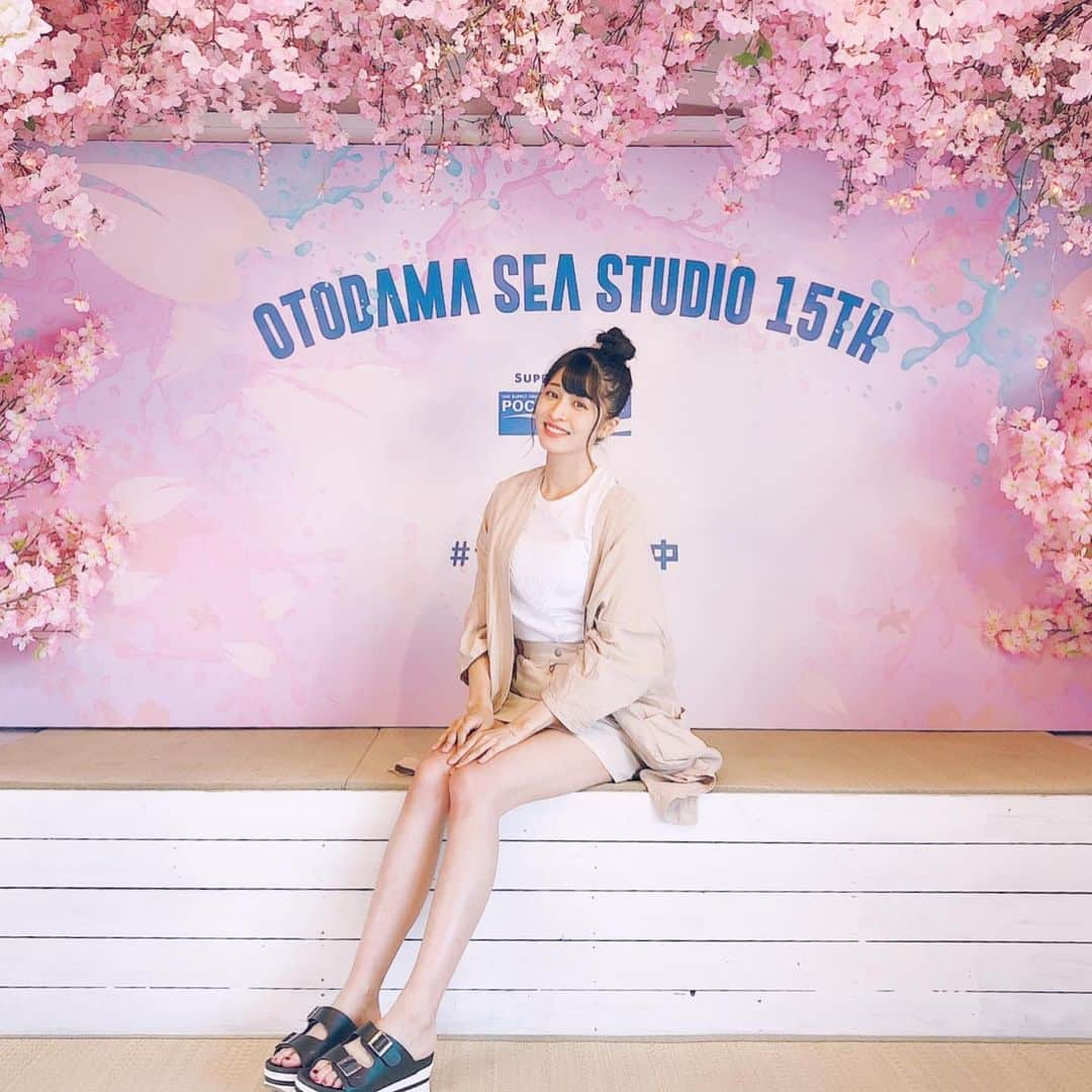 四島早紀さんのインスタグラム写真 - (四島早紀Instagram)「夏 始まっちゃったね？🐚 . お団子 と 脚 。 . . 5月なのに暑かったけど⛅️ 心地良い風も吹いてたね〜🌴🏄‍♀️ . . #OTODAMA #音霊 #海 #夏 #OTODAMASEASTUDIO #三浦海岸 #お団子ヘア #お団子アレンジ  #🌴 #🌺 #美脚 #フォローミー #いいね #💗」5月25日 23時17分 - saki_shishima