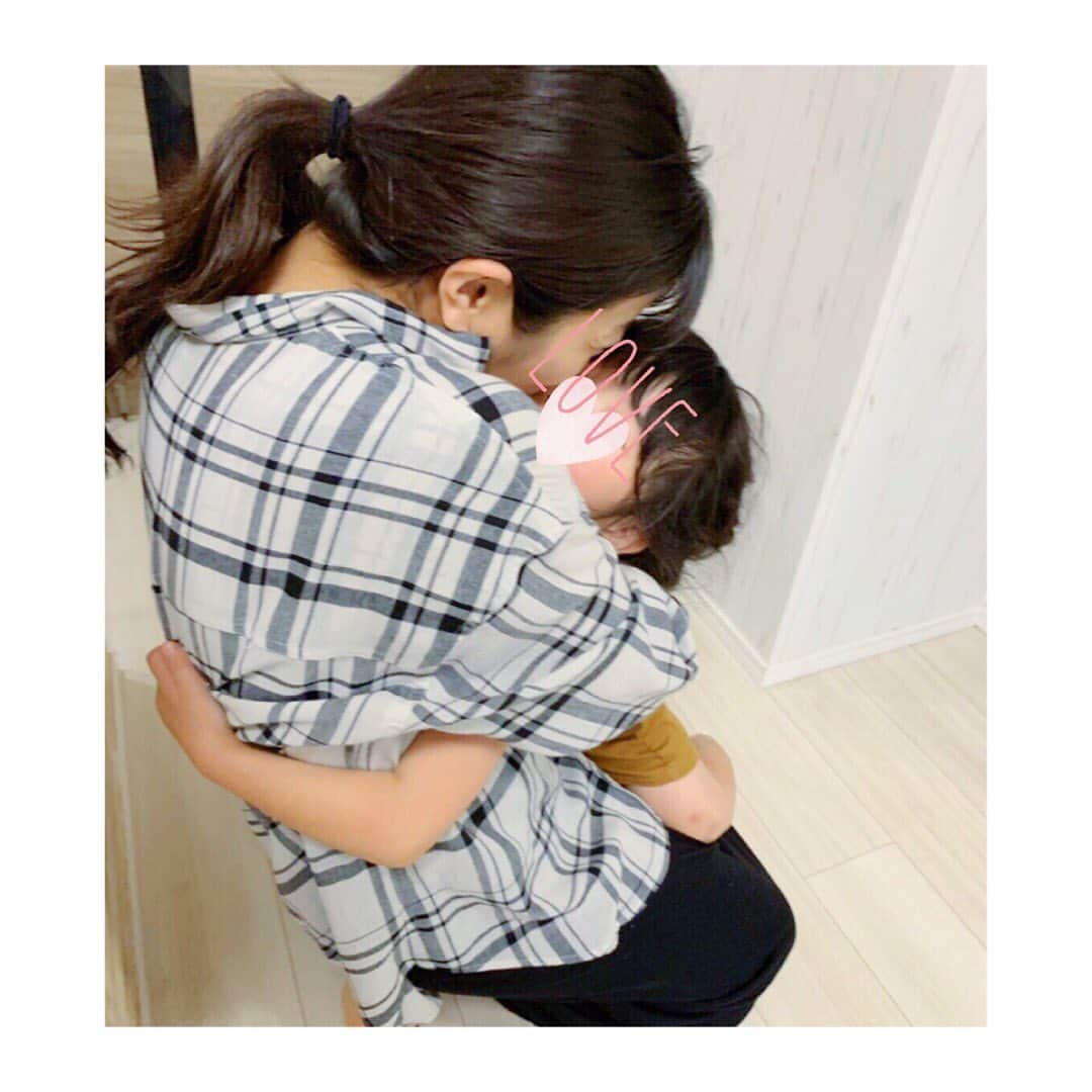 三倉佳奈さんのインスタグラム写真 - (三倉佳奈Instagram)「茉奈が我が家に☺︎ 来週から舞台「三婆」の公演で1ヶ月位大阪滞在なので、その前に子供たちに会いに来てくれて🌈  稽古中忙しくてあまり会えていないので、娘と息子はもちろん私ももなんだか嬉しかったです。笑 ごはん食べて遊んでみんなで近況報告のお喋りいっぱいして、帰り際娘はお別れが寂しくて泣いていました。 「おしごと頑張ったらまた来てね」と指切りげんまん。ぎゅーっ。 本当に茉奈のことが好きなんだなぁと、感情が動かされる娘を見て微笑ましくなりました。 公演頑張ってね💪🏻 家族みんなで成功祈ってます！ . #mysister  #mydoughter #hug #twins」5月25日 23時18分 - kana_mikura0223