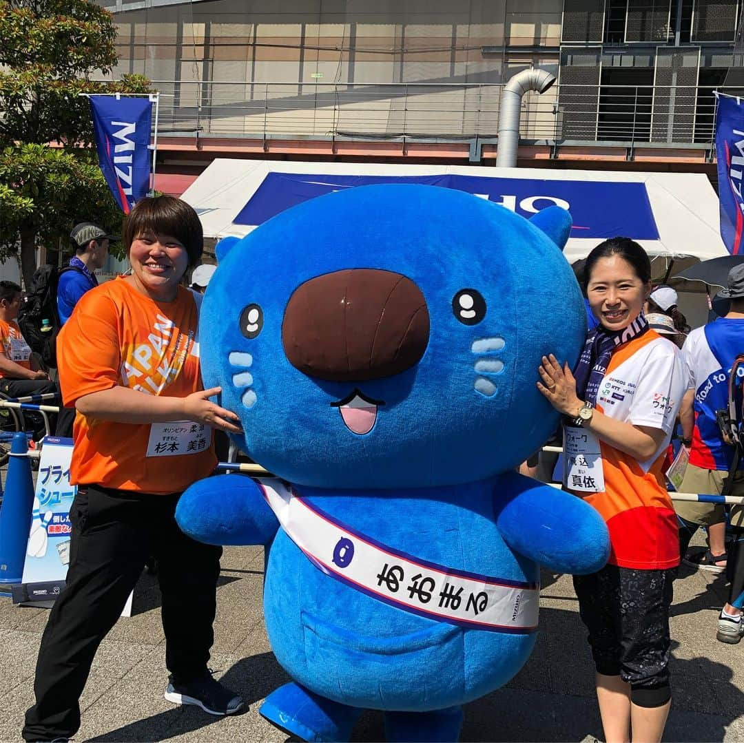 杉本美香さんのインスタグラム写真 - (杉本美香Instagram)「・ ジャパンウォークin TOKYO/2019春 ・ 5000人以上の参加者の皆さんと一緒にウォーキングしてきました👣 ・ コミュニケーションを取りながら励まし合いながらのウォーキングは最高でした🤩 ・ なにより今日は暑過ぎました☀️💦 ・ 日焼け止め塗って、汗かいて、日焼けしました(^◇^;) ・ 84年会の同級生はなかなかの濃さでしたが、最高の仲間です⭐️ ・ RIGHTS.メンバーも最高です⭐️⭐️⭐️ ・ そして、今年も冨田若春選手のご両親も参加😁 毎年ありがとうございます🤩 そして仲良く自撮りにはほのぼのしました🥰笑 ・ 最後にボランティアの方々ありがとうございました🙇‍♀️ 私にずーっとついてくださったスナガさんありがとうございました😊 ・ #ジャパンウォーク2019 #オリパラ #RIGHTS. #84年アスリート #日焼け女子 #笑顔 #smile😊」5月25日 23時28分 - mika__sugimoto