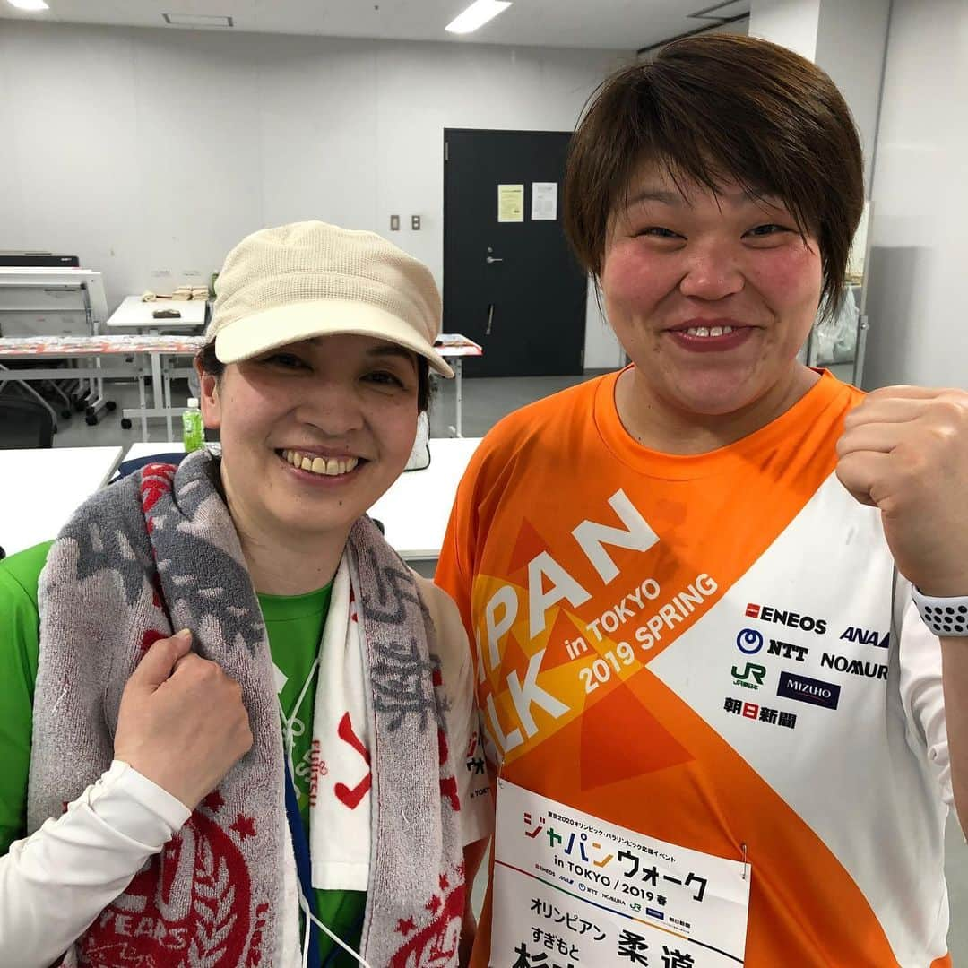 杉本美香さんのインスタグラム写真 - (杉本美香Instagram)「・ ジャパンウォークin TOKYO/2019春 ・ 5000人以上の参加者の皆さんと一緒にウォーキングしてきました👣 ・ コミュニケーションを取りながら励まし合いながらのウォーキングは最高でした🤩 ・ なにより今日は暑過ぎました☀️💦 ・ 日焼け止め塗って、汗かいて、日焼けしました(^◇^;) ・ 84年会の同級生はなかなかの濃さでしたが、最高の仲間です⭐️ ・ RIGHTS.メンバーも最高です⭐️⭐️⭐️ ・ そして、今年も冨田若春選手のご両親も参加😁 毎年ありがとうございます🤩 そして仲良く自撮りにはほのぼのしました🥰笑 ・ 最後にボランティアの方々ありがとうございました🙇‍♀️ 私にずーっとついてくださったスナガさんありがとうございました😊 ・ #ジャパンウォーク2019 #オリパラ #RIGHTS. #84年アスリート #日焼け女子 #笑顔 #smile😊」5月25日 23時28分 - mika__sugimoto