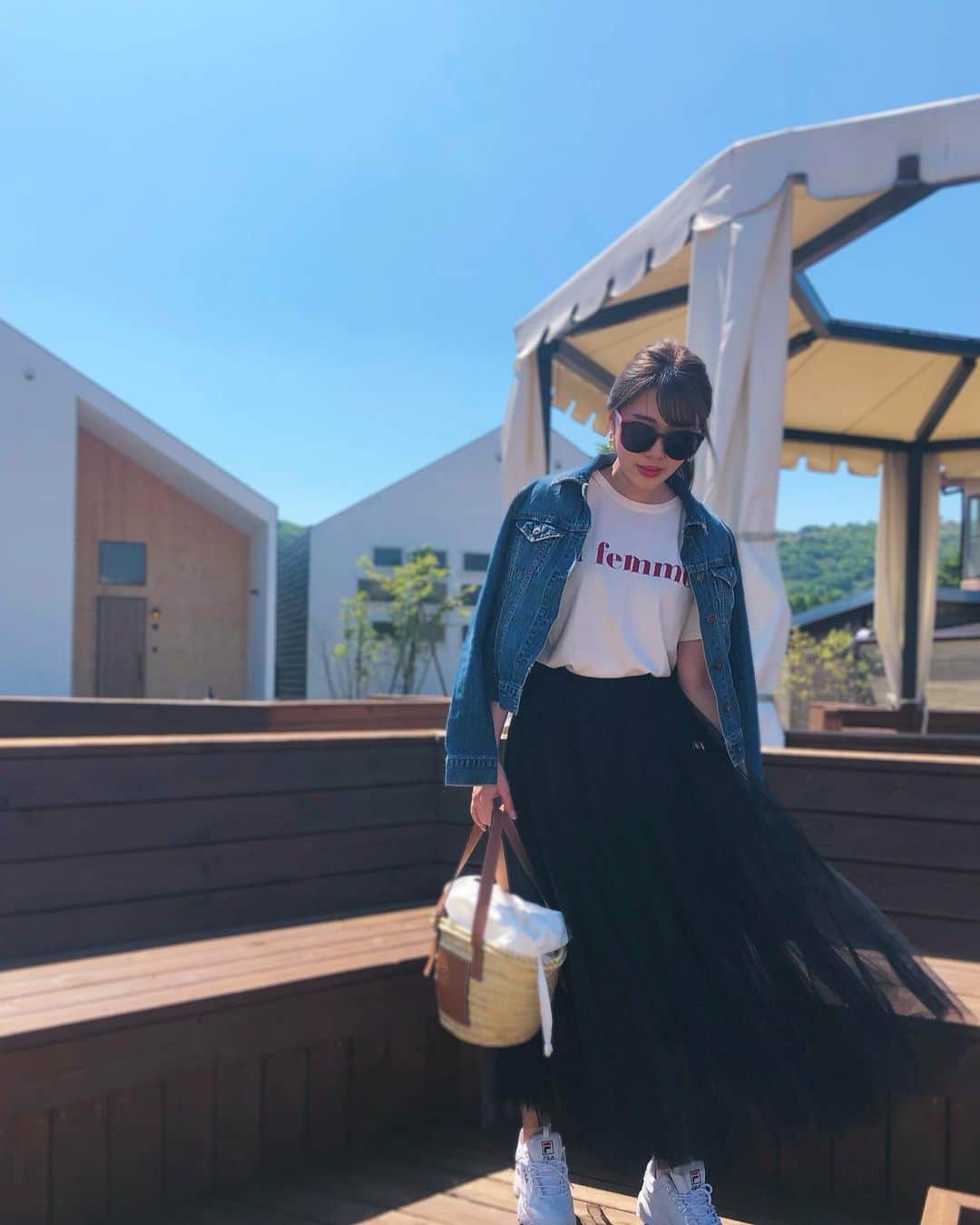 藤川沙弥のインスタグラム：「晴天の中でグランピング撮影⛺️﻿﻿ 小旅行気分が味わえて楽しかった♥︎﻿﻿ 仕上がりがたのしみっ😇﻿﻿ ﻿﻿ このチュールスカート﻿﻿ ウェストゴムしっかりしてて﻿﻿ ボリューム可愛いから3色持ってる😂﻿﻿ @fifth_store 50%offしてた🥺‼︎﻿ ﻿ ﻿ ﻿ ﻿﻿ #fifth #fifthtl #フィフス ﻿﻿ #チュールロングスカート」