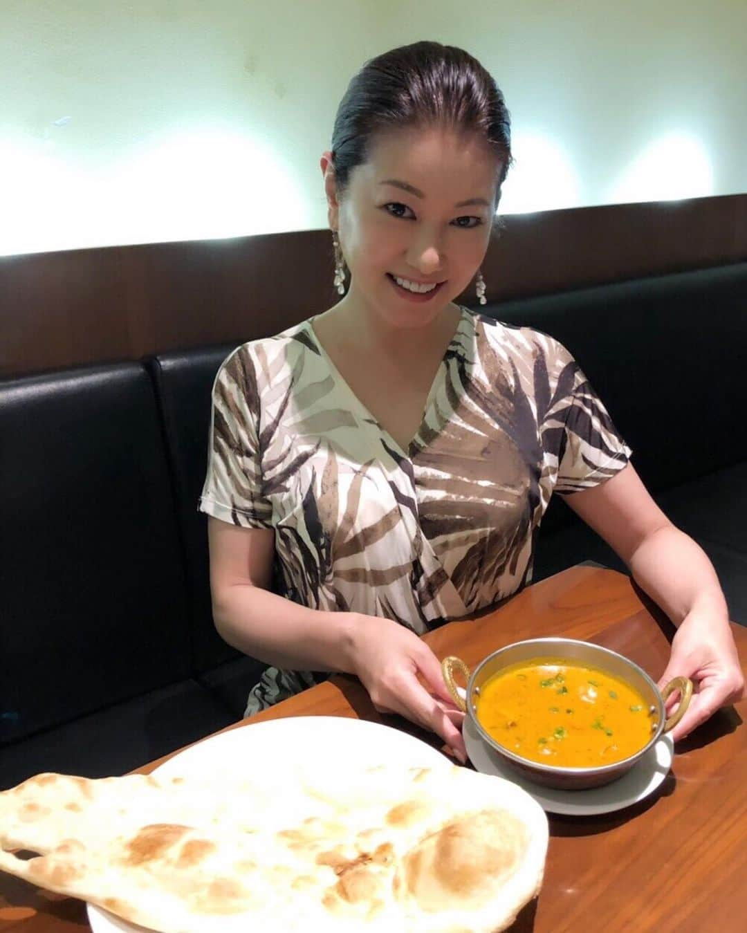 岡安弥生さんのインスタグラム写真 - (岡安弥生Instagram)「暑いと、なんでスパイシーなものが食べたくなるのかしら？わかんないけど、とりあえず、身体の声のままに(≧∀≦)#暑い#汗だく#インドカレー#チキンカレー#ナン#大好き#スパイシー#curry#indianfood#spicy#chicken#roppongi#tokyo#hot#summerday#岡安弥生」5月25日 23時23分 - yayoin3