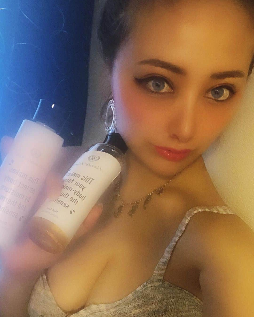 リアラさんのインスタグラム写真 - (リアラInstagram)「@bambiwater_official  新しいBODY化粧水、ボディクリーム。 #BAMBI  美容成分90%以上配合、オーガニック、無添加、マッサージしながら塗るんだけどめっちゃ熱くなってきて汗が凄い。痩せそうでたまらない。 夏までにケアしよ。  #bambiwater #bambimilk #バンビウォーター #バンビミルク #スリミングジェル #マッサージオイル #セルライト #ボディクリーム #むくみ #ダイエット #脚やせ #脚痩せ #足痩せ #スリミング #むくみ解消 #太もも痩せ #部分痩せ #代謝アップ #引き締め #美容 #キャバ嬢#キャバクラ#歌舞伎町新宿#六本木#水着#夏 はもうすぐ #コスメ#美容#つるつる#ツヤ肌」5月25日 23時23分 - riaranyan