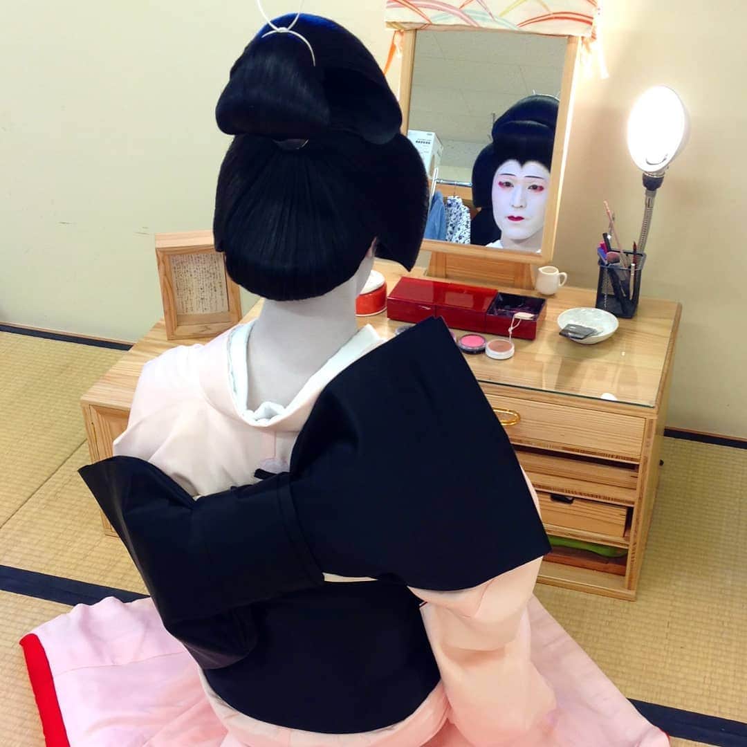 のインスタグラム：「尾上緑と申します。 記念すべきインスタ初投稿！ 男は黙って背中で語る。。 って女方！ 前を向いて楽しく！今日もたっぷり疲れました。肩揉んで〜。。 #男は黙って背中で語る #尾上緑 #歌舞伎 #女方 #初投稿 #今日もお疲れ様でした」