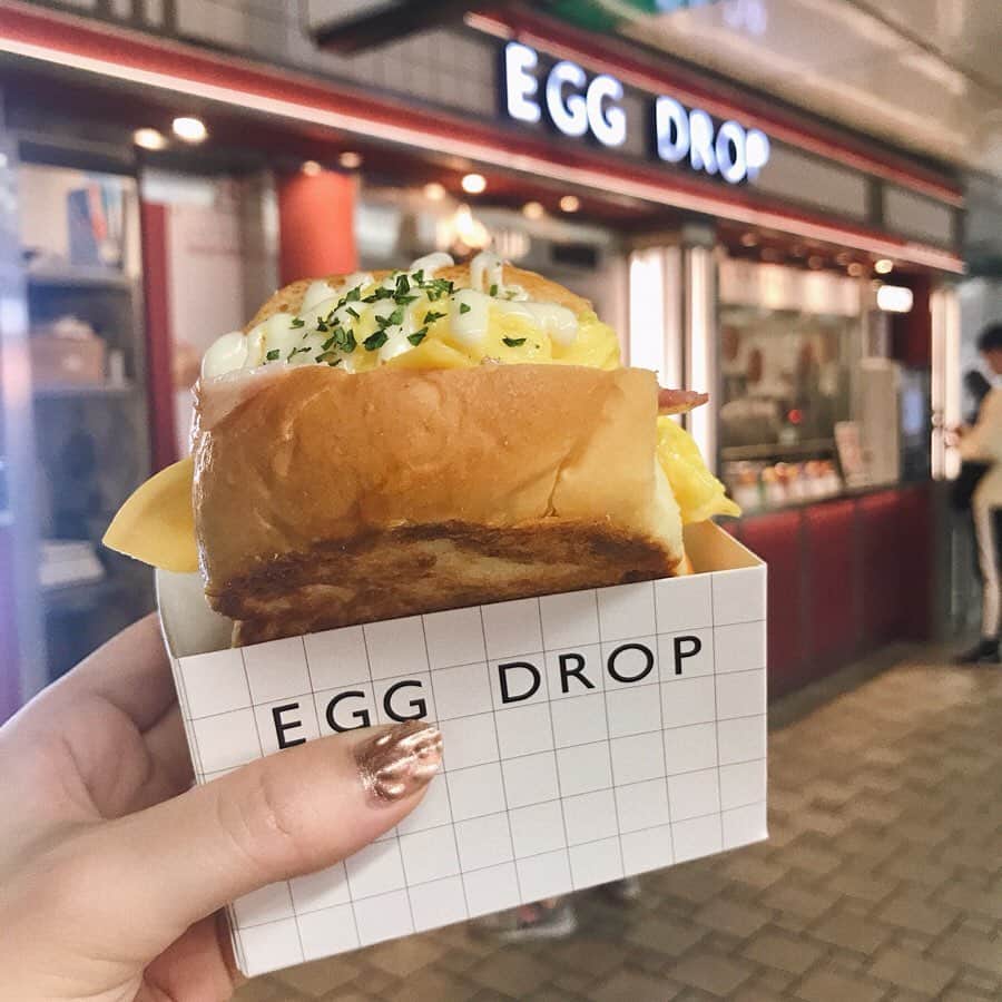 池田真子さんのインスタグラム写真 - (池田真子Instagram)「韓国で食べ歩きにおすすめの屋台紹介♡ (スワイプしてね→) ． まずは1店舗目！ ． EGG DROPっていうお店で、ここのホットサンドがめっちゃ美味しかった！！ ．  分厚いパンが表面はサクサク中はふわふわで、少し甘めのスクランブルエッグがたっぷり入ってたり、ベーコン、チーズ、ピリ辛やけど美味しいソースもかかってた！ ． 見た目は小さくみえるけどボリューミーで満腹感も◎ ． 朝昼や小腹が空いた時にぴったりな味やった！！ ． ． ． まおさんとのvlogもあげてるから詳しくはYouTubeみてね〜♪ ． ． ○EGG DROP 新村駅店 メニュー：Bacon Double Cheese  3900ウォン(約390円) 場所：地下鉄2号線「新村」駅の改札を出てすぐ！ ． ． ． #韓国 #撮影 #eggdrop #新村 ドアの隙間から  #店員さん #頑張ってます #サンドイッチ #ホットサンド #韓国グルメ #食べ歩き #韓国好き #音楽好きな人と繋がりたい  #먹스타그램 #음스타그램 #맛스타그램 #맛집 #맛집추천 #instagood #love #instafood #lfl #instakorea #koreanfood #Korea #makocafe」5月25日 23時25分 - mako_ikeda