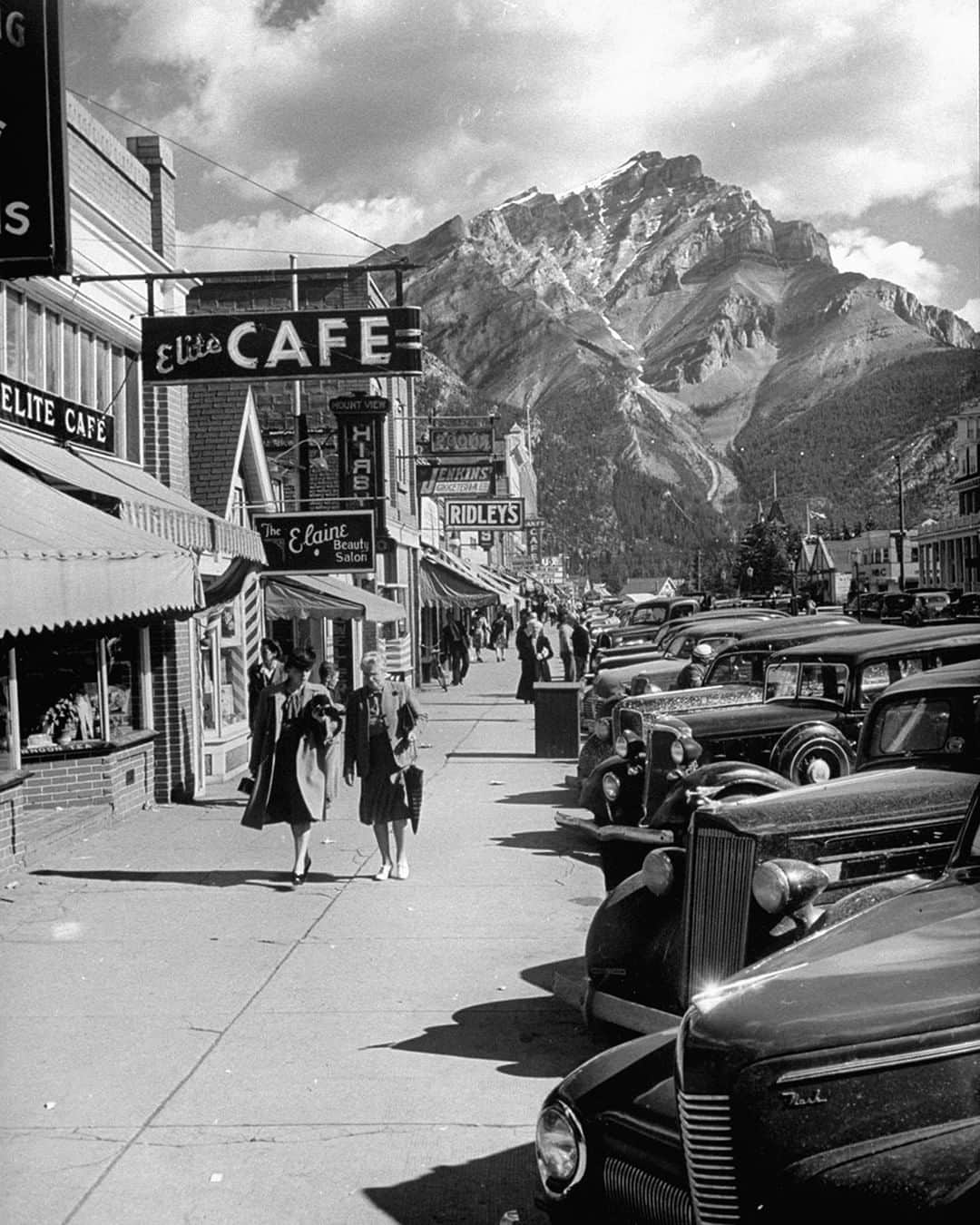 lifeさんのインスタグラム写真 - (lifeInstagram)「Pedestrians walking along main street in Banff, Alberta, Canada with the Cascade Mountain in the background, in July 1946. (Andreas Feininger—The LIFE Picture Collection/Getty Images) #Banff #Canada」5月25日 23時25分 - life