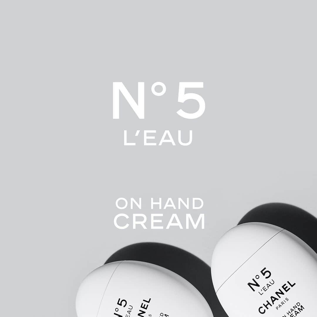 シャネルさんのインスタグラム写真 - (シャネルInstagram)「N°5 L’EAU ON HAND CREAM. A sensual, enveloping cream with a delicate scent. Limited Edition. #N5LEau #YouKnowMeAndYouDont #ChanelFragrance」5月25日 23時25分 - chanelofficial