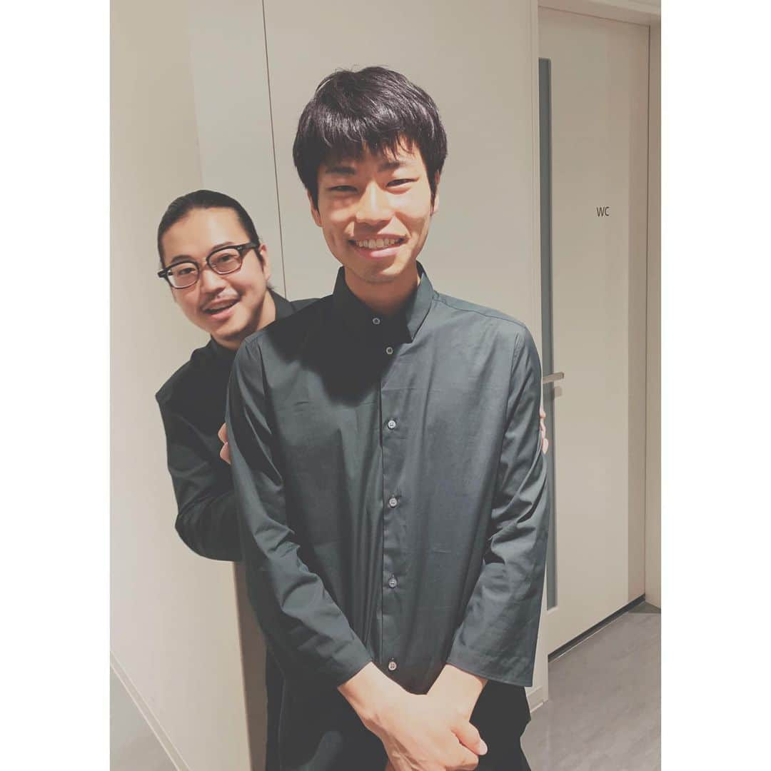 反田恭平さんのインスタグラム写真 - (反田恭平Instagram)「#反田恭平 & #務川慧悟 「2台ピアノ・デュオリサイタル」 全3公演が終了しました！！ お越し下さった方々、ありがとうございました😌  コンサート中のMCでもお話ししましたが、僕たちはこれからきっと、50年程一緒に演奏をしていくと思います。夢のまた夢だけれども、いつかはカーネギーホールで弾いてみたいものです！  務川くんとは、2012年に開催された日本音楽コンクール以来の仲。その時は一緒に1位になって、一緒に日本ツアーを回って仲良くなって「いつの日かデュオ・リサイタルをしたいね」って言ってたり。それからから7年弱。  お互い留学したり、色々な経験をして、 ようやく今回現実となりました。  感慨深い本番でした。 次は東京でも演奏しようかな！！ 務川くんありがとう！！ 〜メモ〜  1)その7年前のコンクールの時、全く同じブランドの燕尾服を着てた 2)去年(今も)同じブランドで同じサイズの同じ型の色違いの革靴をお互いたまたま履いてた 3)本番の靴もお互い同じのを持っていたという事実(今日知った) 4)明日の朝も続きを投稿します！  #ピアノ#デュオ#ピアニスト#コンサート #2台ピアノ#のだめカンタービレ #モーツァルト#チャイコフスキー #piano#pianist#concert#mozart #tchaikovsky#nodame」5月25日 23時27分 - kyoheisorita