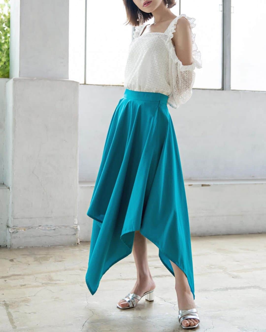 西川瑞希（みずきてぃ）さんのインスタグラム写真 - (西川瑞希（みずきてぃ）Instagram)「ふんわりエアリーにひらめくnew skirt…♡♡♡ . シンプルに!!合わせやすく!!使いたかったので、イレギュラーな裾のライン、春夏らしい色味をポイントにして作りました☺︎ .  スカートの裾からチラッとさりげなく見える丈間で"細見え"もできちゃう嬉しいアイテム✨ . スカート好きだけど、普通のフレアスカートには飽きちゃった〜って方にもオススメです😗❤︎ . @cheriemona_official #cheriemona #new #スカート #イレギュラーヘム #春夏コーデ」5月25日 23時28分 - mizuki_nishikawa_