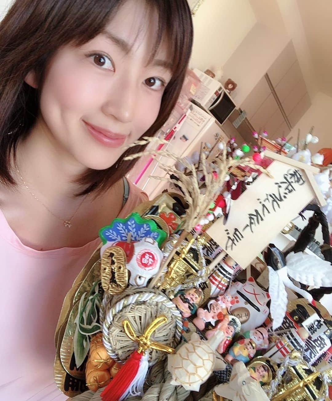 庄司ゆうこさんのインスタグラム写真 - (庄司ゆうこInstagram)「今日はウェスティンで打ち合わせからのスタジオでレッスン！そしたらレッスン中に地震(＞＜)熊手が落ちてきました😂スタッフもお客様も怪我しなくて良かったけど、7階だから結構揺れて怖かった😂 そして前回の変顔が好評だったので、未公開画像アップします。笑 夜は恵比寿の来主というお寿司屋さんへ🍣ここのお寿司大好き✨シャリ小さめだからたくさん食べられる(^o^) 恵比寿のお寿司屋さんはほとんど制覇してます🤣  #ウェスティンホテル東京#馬#登場#ヨガスタジオ#ポジティブスターヨガ#恵比寿#熊手#地震#変顔#オンパレード#美人台無し#鮨#お寿司#来主#かごバッグ#グレースコンチネンタル#ワンピース#授乳服#chocoa#サンダル#chanel」5月25日 23時34分 - yuko.shoji