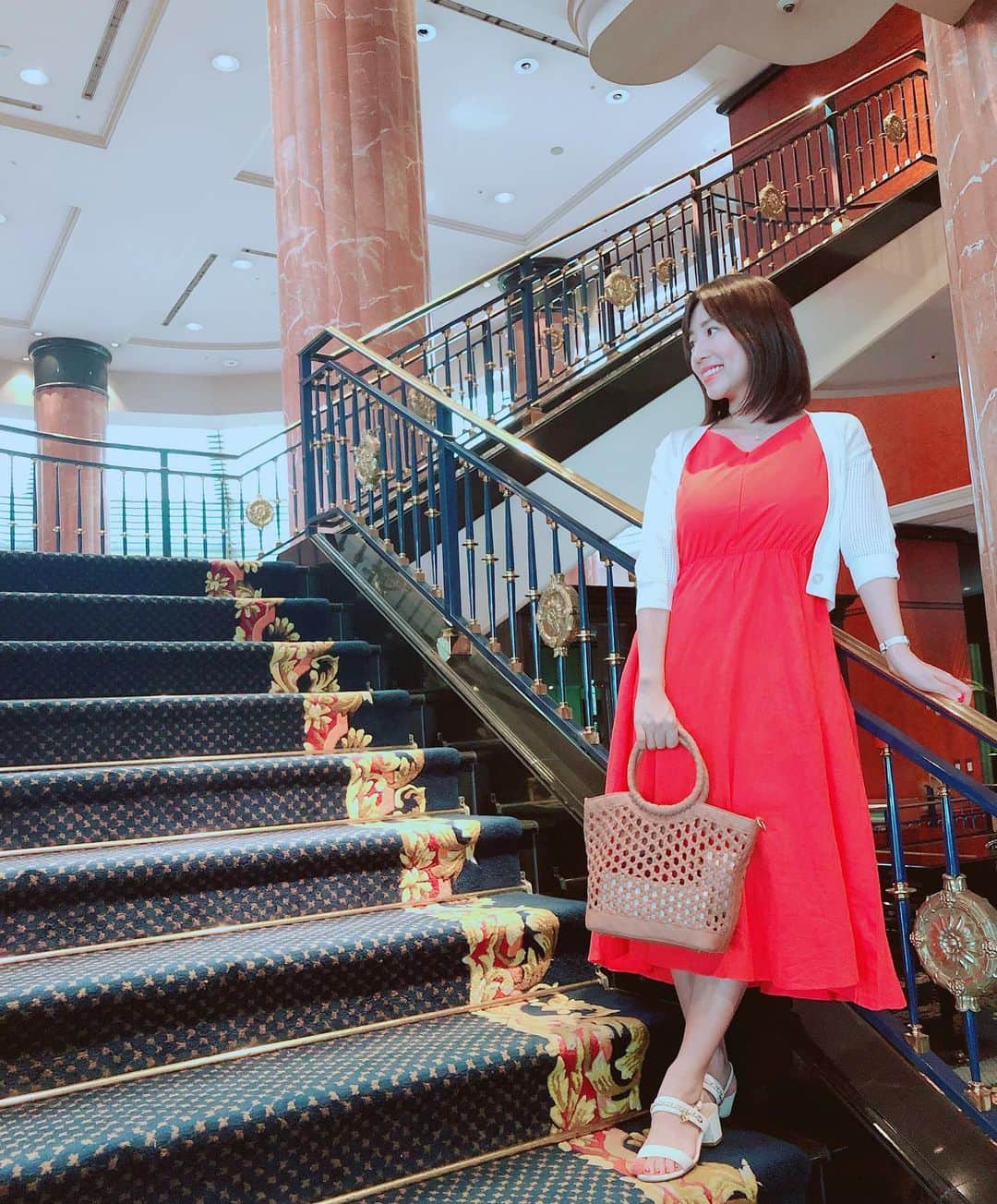 庄司ゆうこさんのインスタグラム写真 - (庄司ゆうこInstagram)「今日はウェスティンで打ち合わせからのスタジオでレッスン！そしたらレッスン中に地震(＞＜)熊手が落ちてきました😂スタッフもお客様も怪我しなくて良かったけど、7階だから結構揺れて怖かった😂 そして前回の変顔が好評だったので、未公開画像アップします。笑 夜は恵比寿の来主というお寿司屋さんへ🍣ここのお寿司大好き✨シャリ小さめだからたくさん食べられる(^o^) 恵比寿のお寿司屋さんはほとんど制覇してます🤣  #ウェスティンホテル東京#馬#登場#ヨガスタジオ#ポジティブスターヨガ#恵比寿#熊手#地震#変顔#オンパレード#美人台無し#鮨#お寿司#来主#かごバッグ#グレースコンチネンタル#ワンピース#授乳服#chocoa#サンダル#chanel」5月25日 23時34分 - yuko.shoji