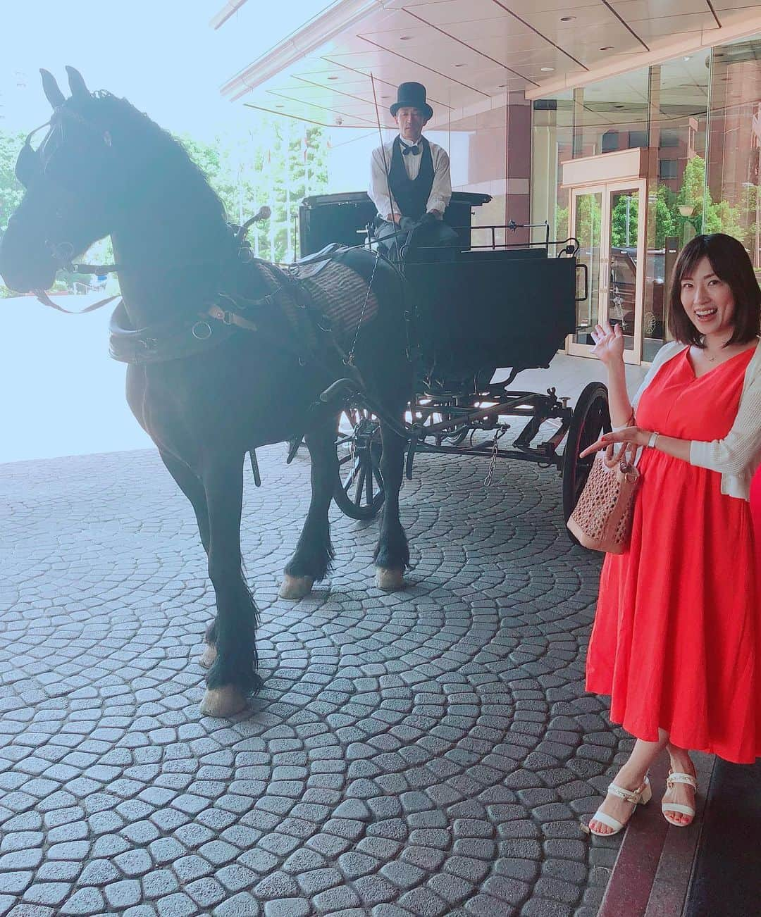 庄司ゆうこさんのインスタグラム写真 - (庄司ゆうこInstagram)「今日はウェスティンで打ち合わせからのスタジオでレッスン！そしたらレッスン中に地震(＞＜)熊手が落ちてきました😂スタッフもお客様も怪我しなくて良かったけど、7階だから結構揺れて怖かった😂 そして前回の変顔が好評だったので、未公開画像アップします。笑 夜は恵比寿の来主というお寿司屋さんへ🍣ここのお寿司大好き✨シャリ小さめだからたくさん食べられる(^o^) 恵比寿のお寿司屋さんはほとんど制覇してます🤣  #ウェスティンホテル東京#馬#登場#ヨガスタジオ#ポジティブスターヨガ#恵比寿#熊手#地震#変顔#オンパレード#美人台無し#鮨#お寿司#来主#かごバッグ#グレースコンチネンタル#ワンピース#授乳服#chocoa#サンダル#chanel」5月25日 23時34分 - yuko.shoji