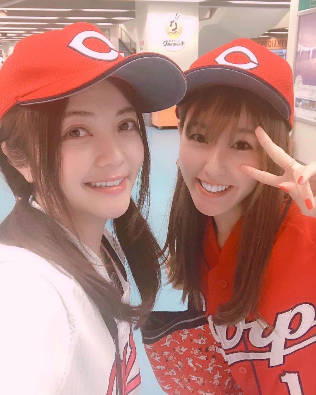 大井智保子さんのインスタグラム写真 - (大井智保子Instagram)「とまらないよ〜とまらないよぉ〜⚾️🎏 カープ11連勝✋🤚👆 3年ぶりですってよぉ❣️ 7-5👏 何とか逃げ切れました‼️ クリス・ジョンソン50勝目🥳 . 10連勝に引き続き、東京ドームで生観戦できたことに感謝😍みなみちゃんほんまにほんまにありがとうーーー✨ . となりのご夫婦の鯉のぼり坊やがかわいくって、さらにテンション上がったよ😍 動画は「わっしょいわっしょい」の声がうるさいのでお気をつけて…笑 . . #carp #カープ #広島東洋カープ #11連勝 #3年ぶり #こいほー #カープ女子 #野球女子 #野球観戦 #東京ドーム  #baseball #カープ坊や #東京 #サマンサカープ #samanthatavasa #kingzbysamanthathavasa」5月25日 23時36分 - chihokoi