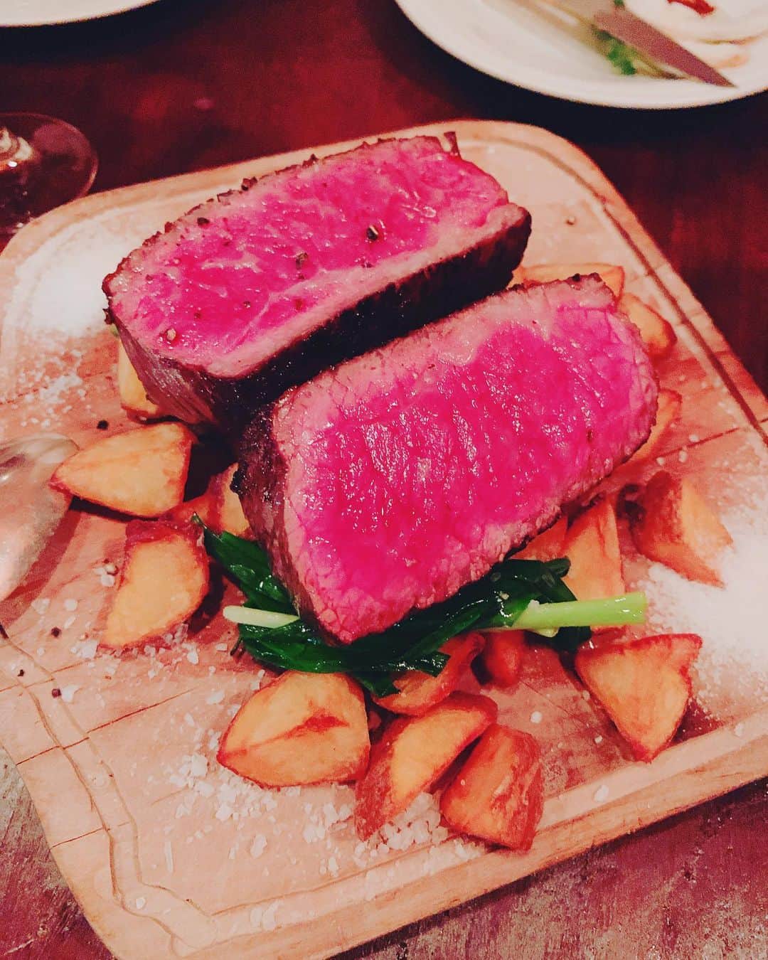 愛純もえりのインスタグラム：「お稽古後、ガッツリお肉を頂きました🍖 . 食べ応えすごいっ❗️ もちろん、甘いものも最後までキチンとね✨✨✨ . . お稽古場では演出のカニリカさんを中心にキャストみんなでより良いものになるよう話し合い考えて日々芝居に向き合っております❗️ . . 専門用語にも負けないぞっ❗️笑笑 チケットゲットしたお客様、楽しみにしててくださいませっ❣️ . . チケット迷ってる方は本当にお早めにっ❗️ #囚われのパルマ #如月涼子」