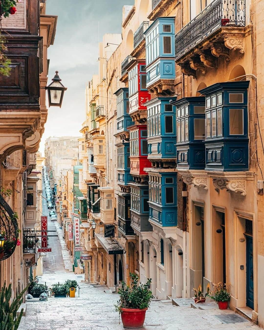 Travel + Leisureさんのインスタグラム写真 - (Travel + LeisureInstagram)「It’s surprising that Malta has stayed under Americans' radar for so long. Between white-sand beaches, an alluring history and the beauty of Valletta, this island is the Mediterranean's latest hot spot. Read more about it at the link in bio! #tlpicks courtesy of @wonguy974」5月25日 23時40分 - travelandleisure