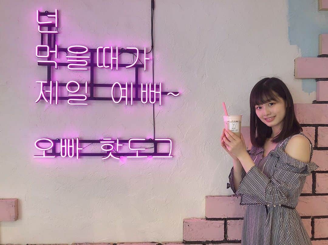 浅井七海さんのインスタグラム写真 - (浅井七海Instagram)「*.﻿ ﻿ この前行ったカフェ！﻿ ﻿ ミルクティーがとっても﻿ 美味しかったです😊﻿ ﻿ 店内に大きなモニターがあって﻿ KPOPの曲が沢山流れてました！﻿ ﻿ この韓国語はなんて書いてあるんだろう。。﻿ ﻿ 벽의 문자는 일본어로 무슨 뜻입니까?」5月25日 23時43分 - naamin48_