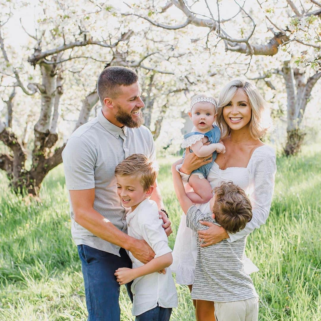 Cara Van Brocklinさんのインスタグラム写真 - (Cara Van BrocklinInstagram)「The prettiest of blossoms make for perfect family pics 🌱! I love this family of mine more than words can describe!」5月25日 23時44分 - caraloren