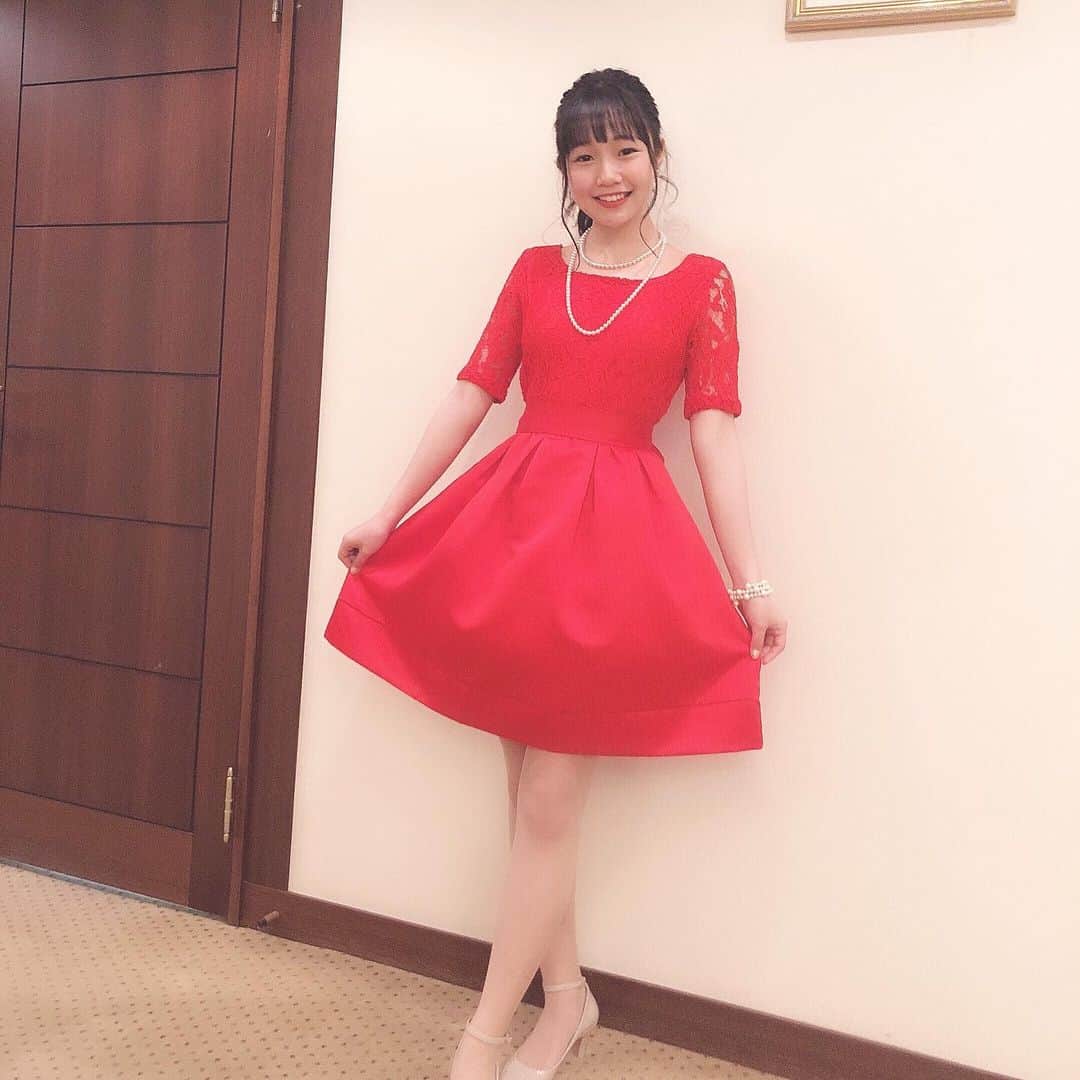 miyuさんのインスタグラム写真 - (miyuInstagram)「Happy wedding👰㊗️おめでたい日でした🎉私じゃないよ、まだ17歳🥰赤いドレスにあってる？？ #けっこんしき#おめでとう#5月25日#おめかし#幸せ#花嫁姿#綺麗だった#結婚式#すてき」5月25日 23時45分 - miyuu__nakano