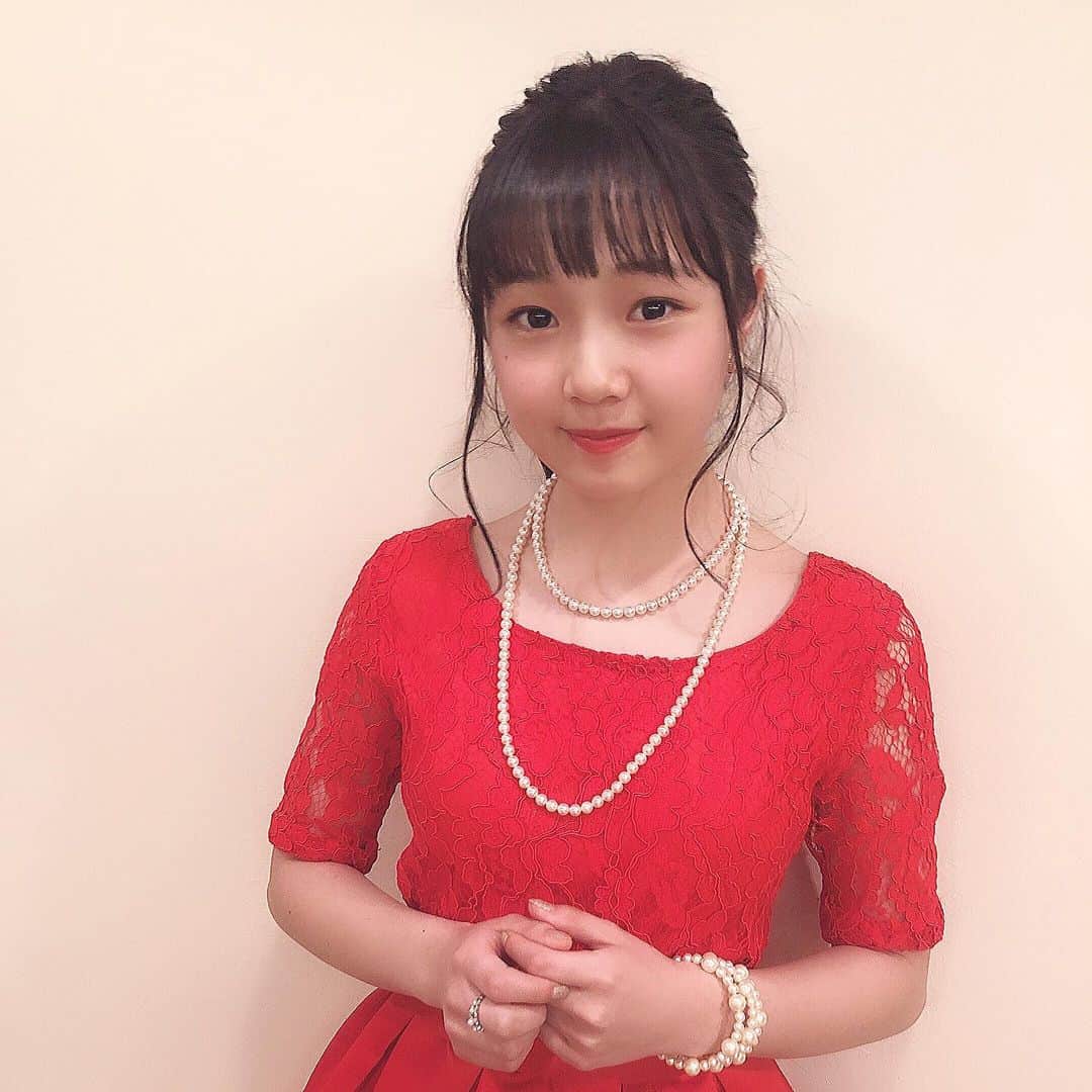 miyuのインスタグラム：「Happy wedding👰㊗️おめでたい日でした🎉私じゃないよ、まだ17歳🥰赤いドレスにあってる？？ #けっこんしき#おめでとう#5月25日#おめかし#幸せ#花嫁姿#綺麗だった#結婚式#すてき」